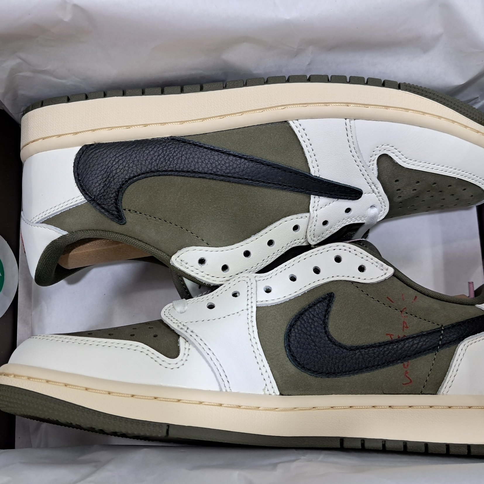 Jordan 1 x Travis Scott Retro Low OG SP Reverse Olive 착용 스타일 - 3