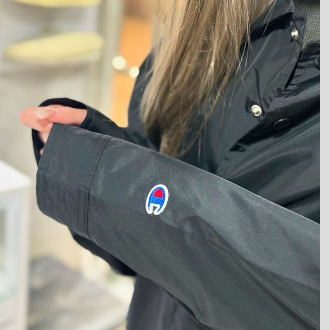 Supreme x Champion Coaches Jacket Navy - 24SS, Supreme x Champion Coaches Jacket Black - 24SS 착용 스타일 - 3