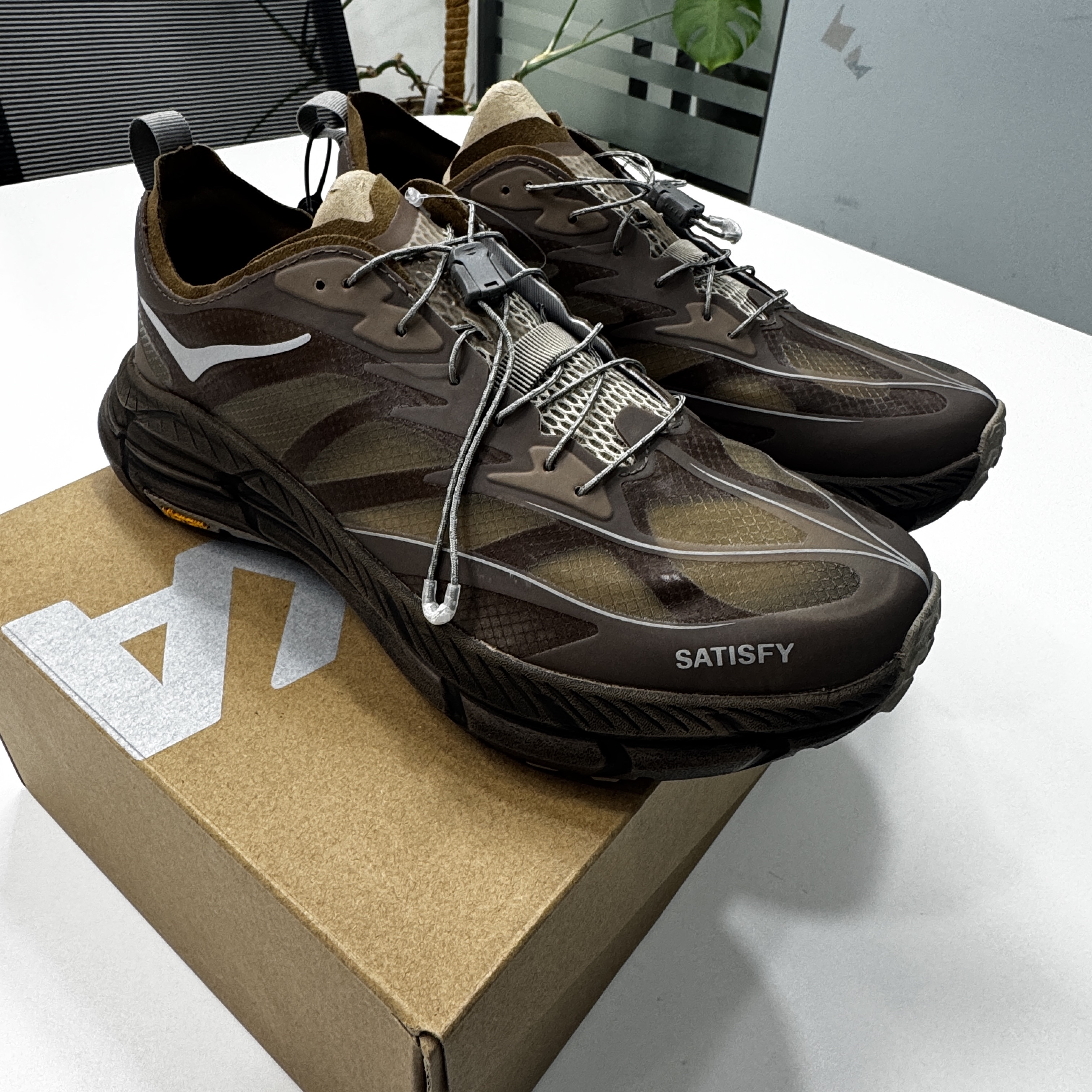 Hoka x Satisfy Mafate Speed 4 Lite Rubber 착용 스타일 - 1