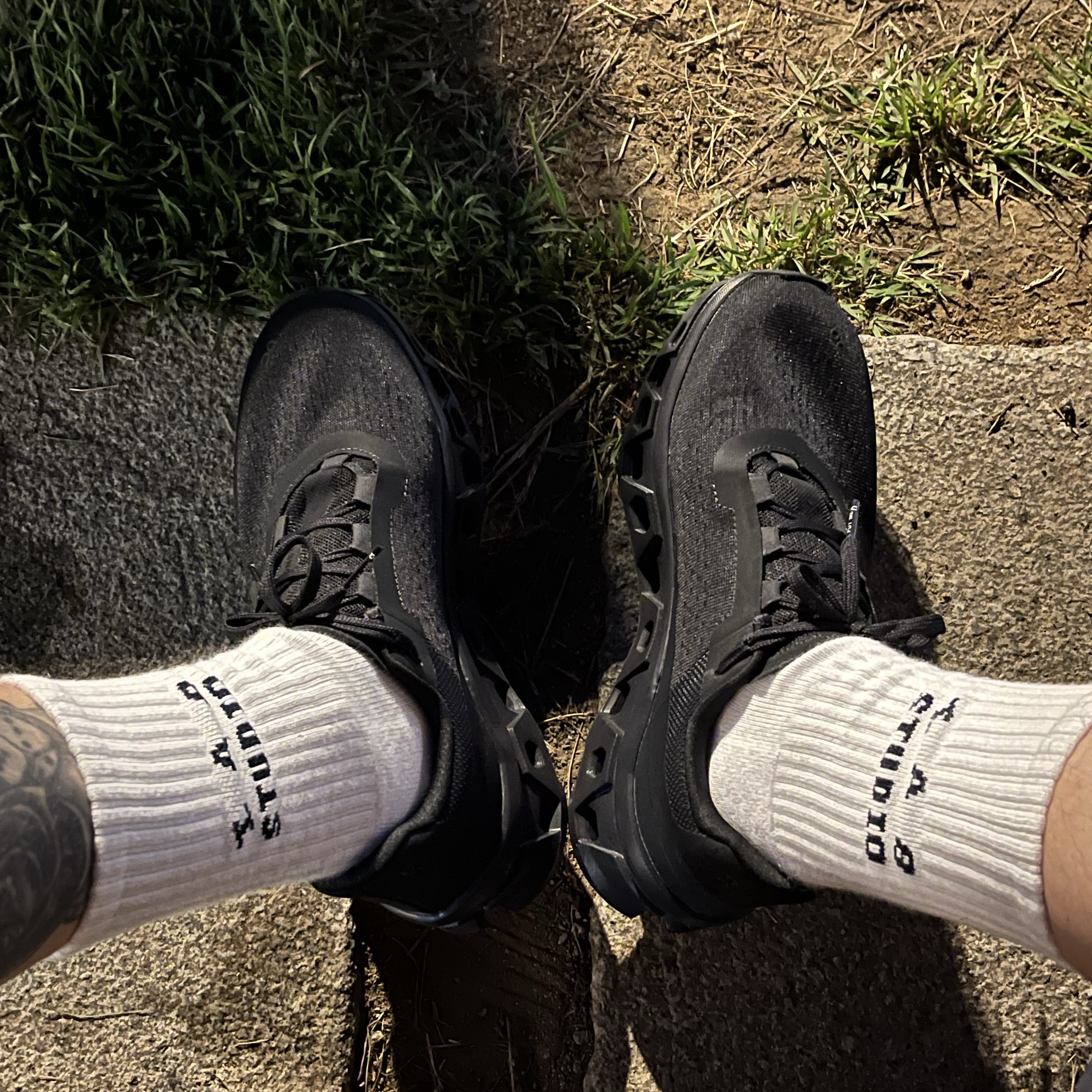 On Running Cloudmonster All Black, IAB Studio Socks White (5 Pack) 착용 스타일