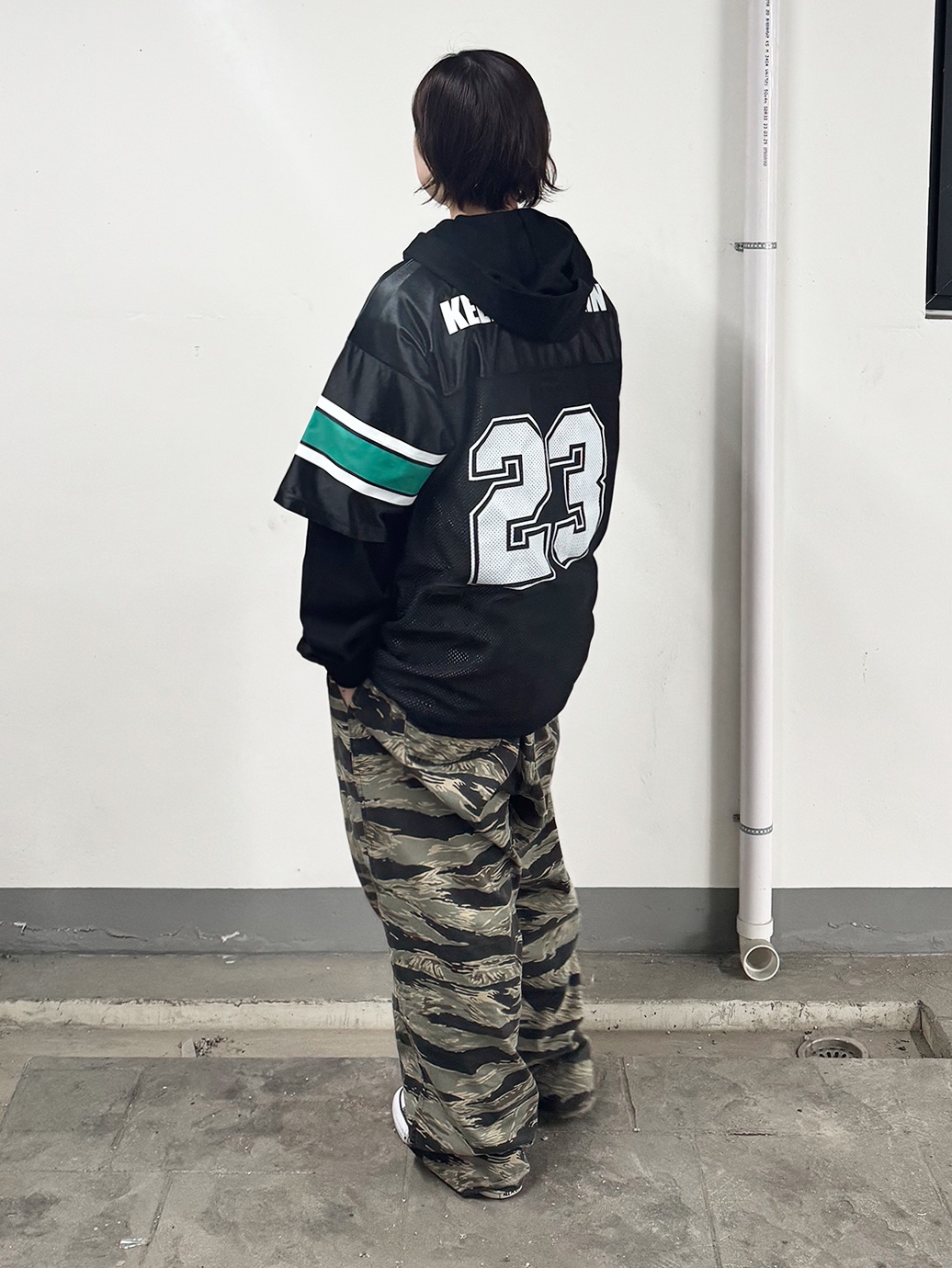 QT8 GARMENTS Football Layered Hoodie Jersey Black 착용 스타일 - 2