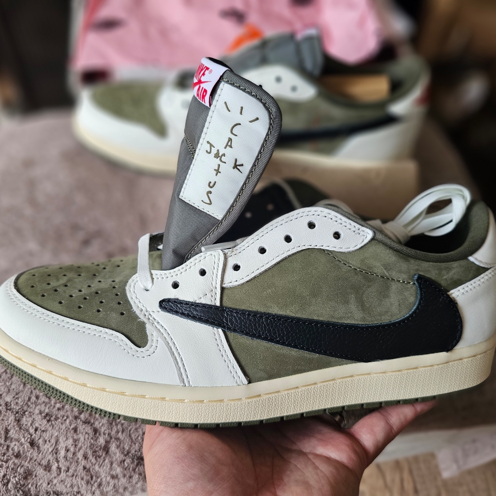 Jordan 1 x Travis Scott Retro Low OG SP Reverse Olive 착용 스타일 - 6