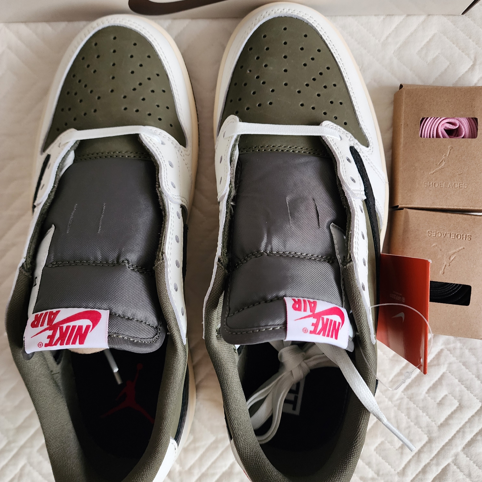 Jordan 1 x Travis Scott Retro Low OG SP Reverse Olive 착용 스타일