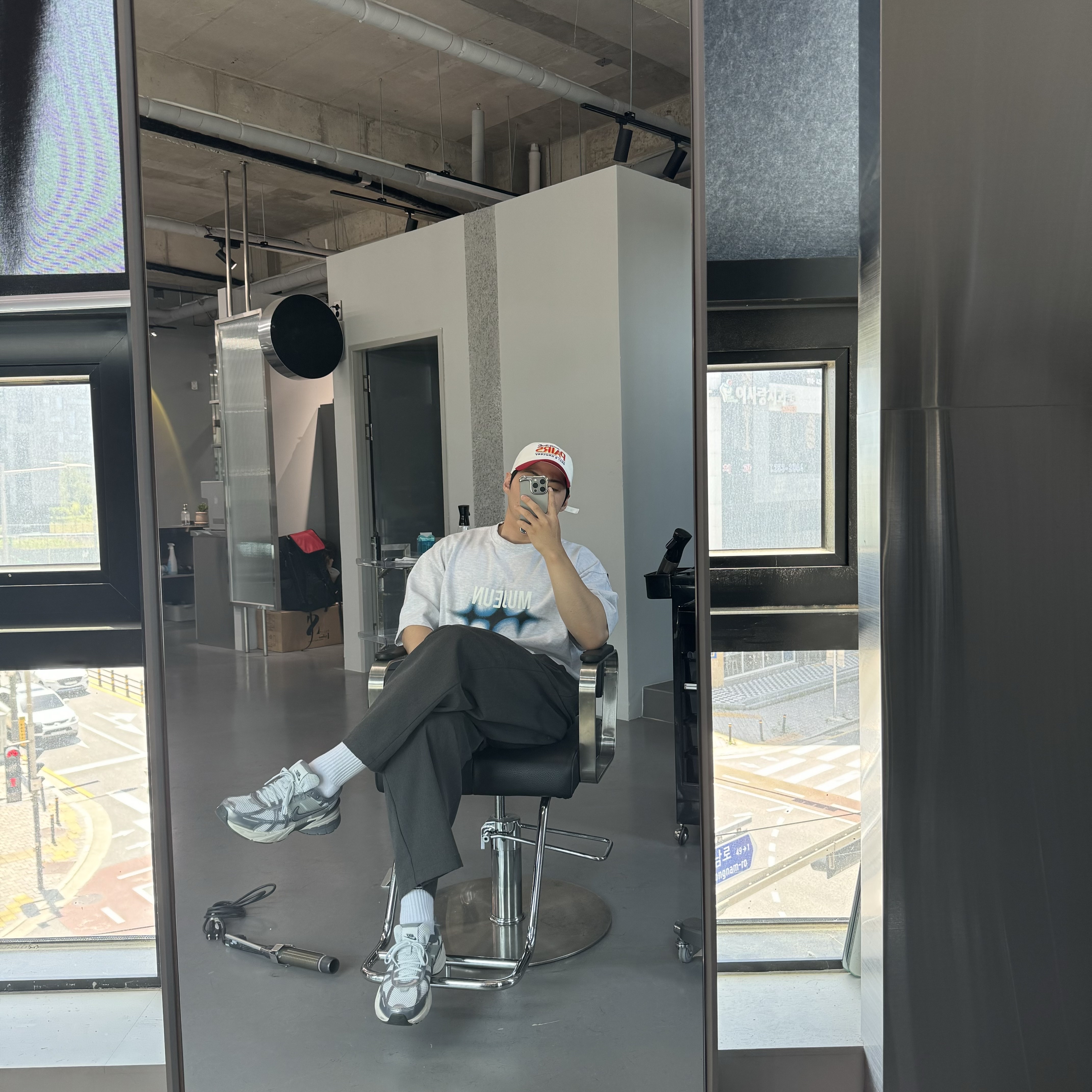 Nike V2K Run Pure Platinum Wolf Grey 착용 스타일