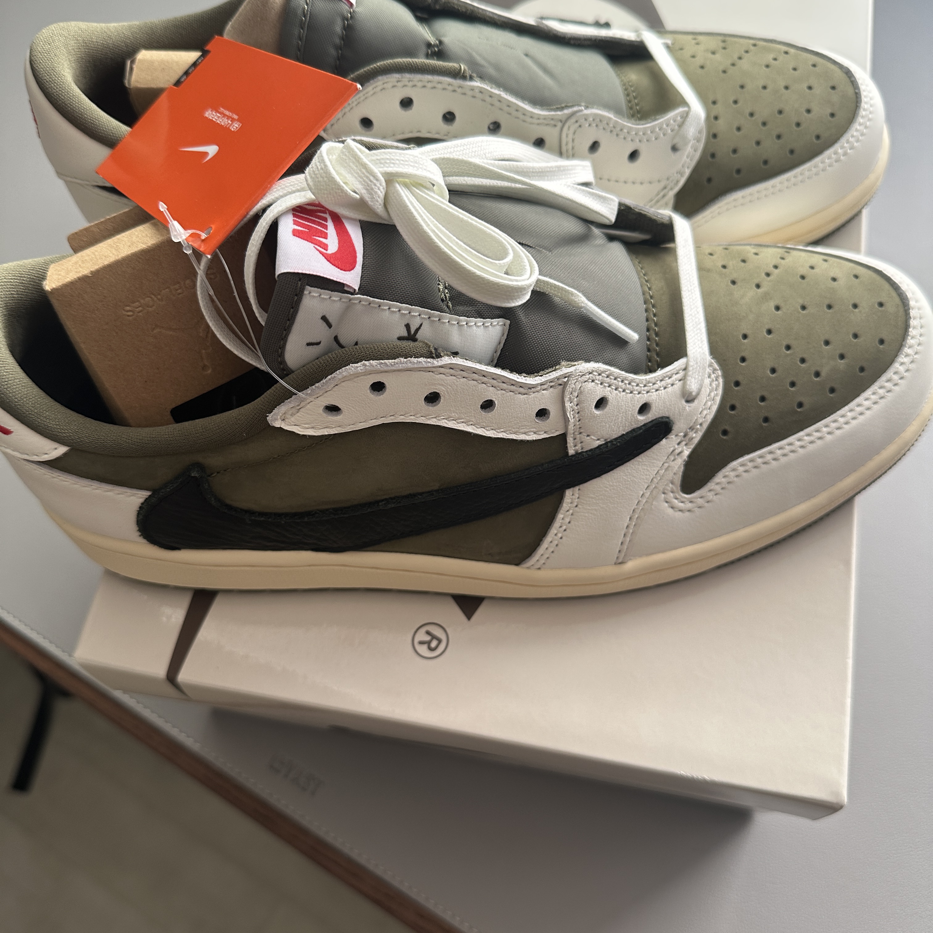 Jordan 1 x Travis Scott Retro Low OG SP Reverse Olive 착용 스타일 - 4
