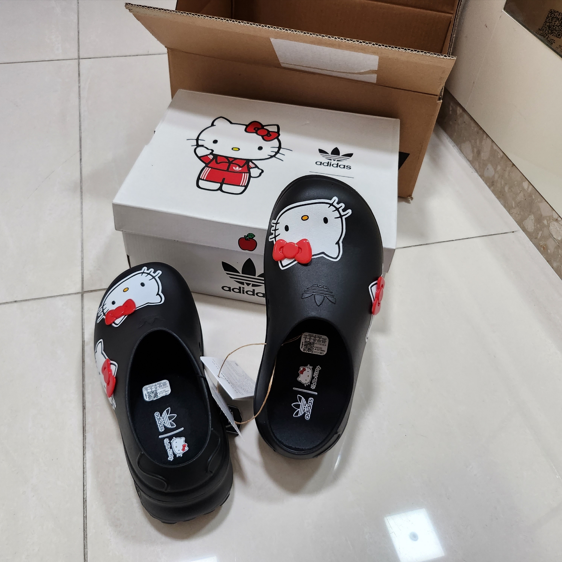 (W) Adidas x Hello Kitty Adifom Stan Smith Mules Core Black Red Cloud White 착용 스타일 - 3