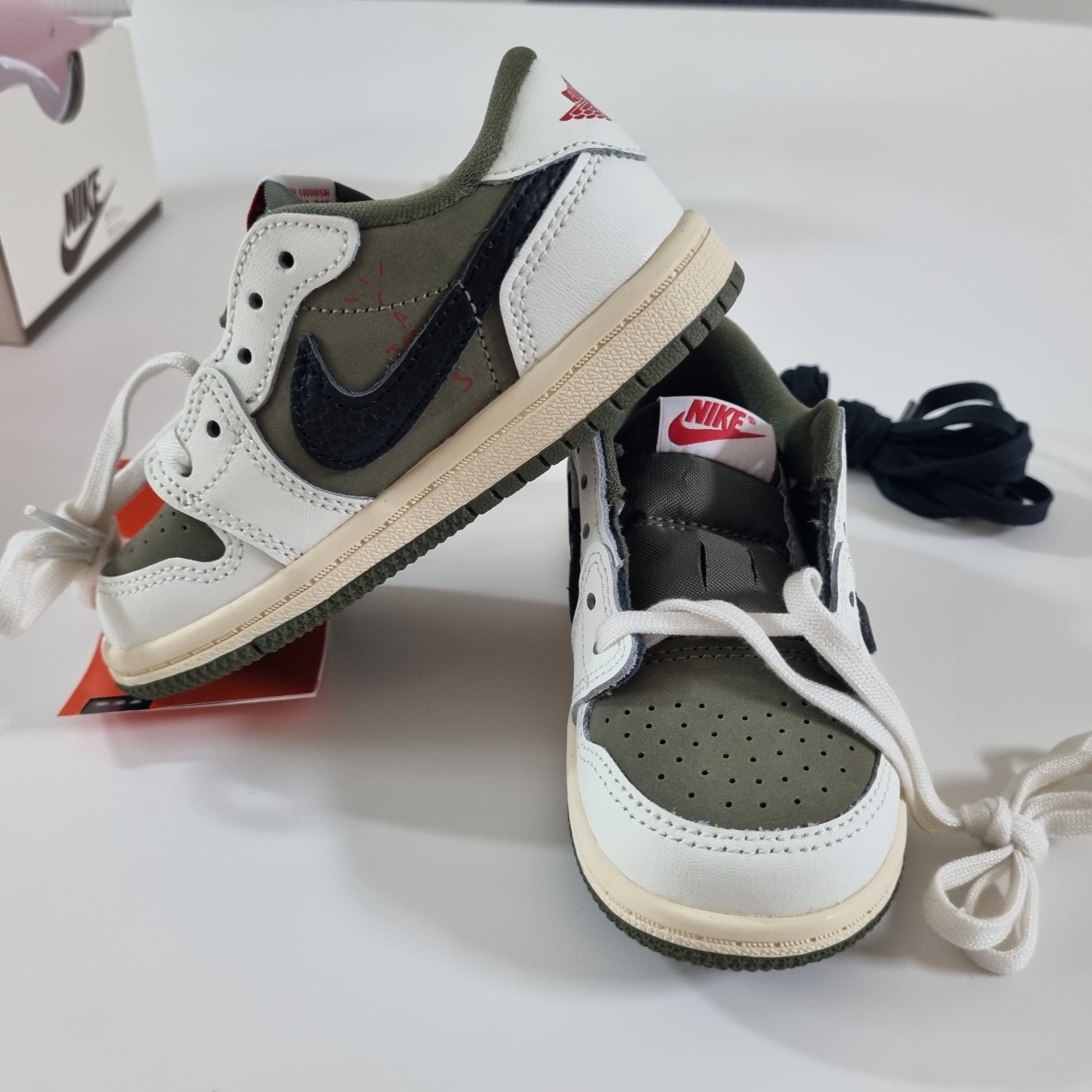 (TD) Jordan 1 x Travis Scott Retro Low OG SP Reverse Olive 착용 스타일 - 3