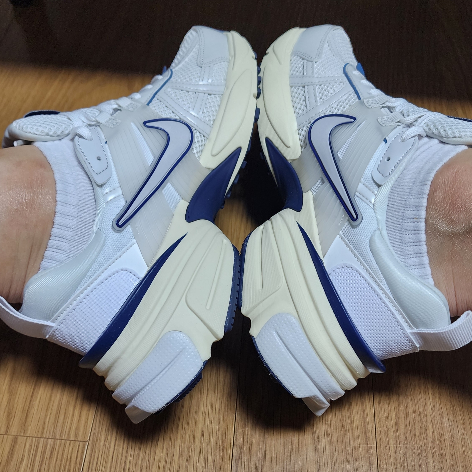 Nike V2K Run White Photon Dust 착용 스타일