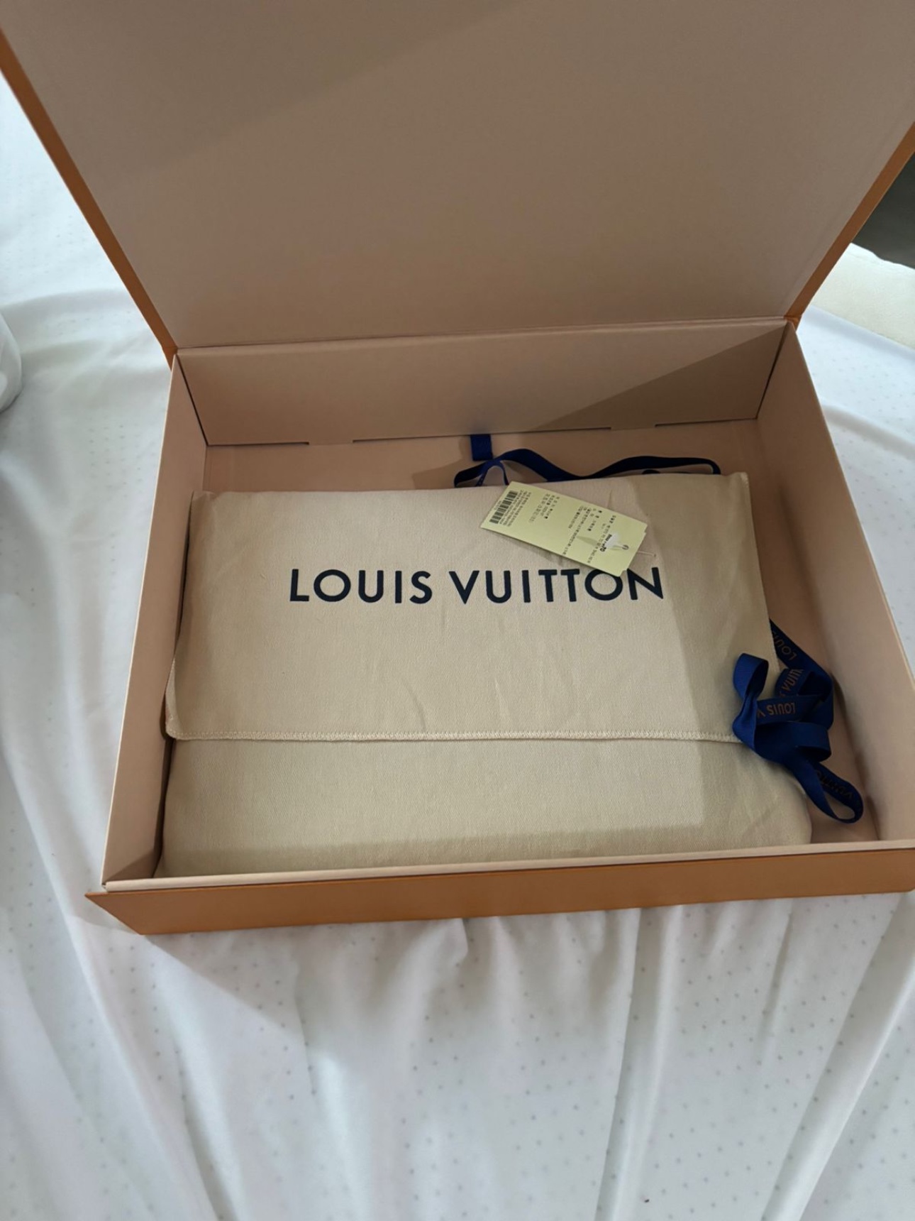 Louis Vuitton Pochette To Go Black 착용 스타일 - 1