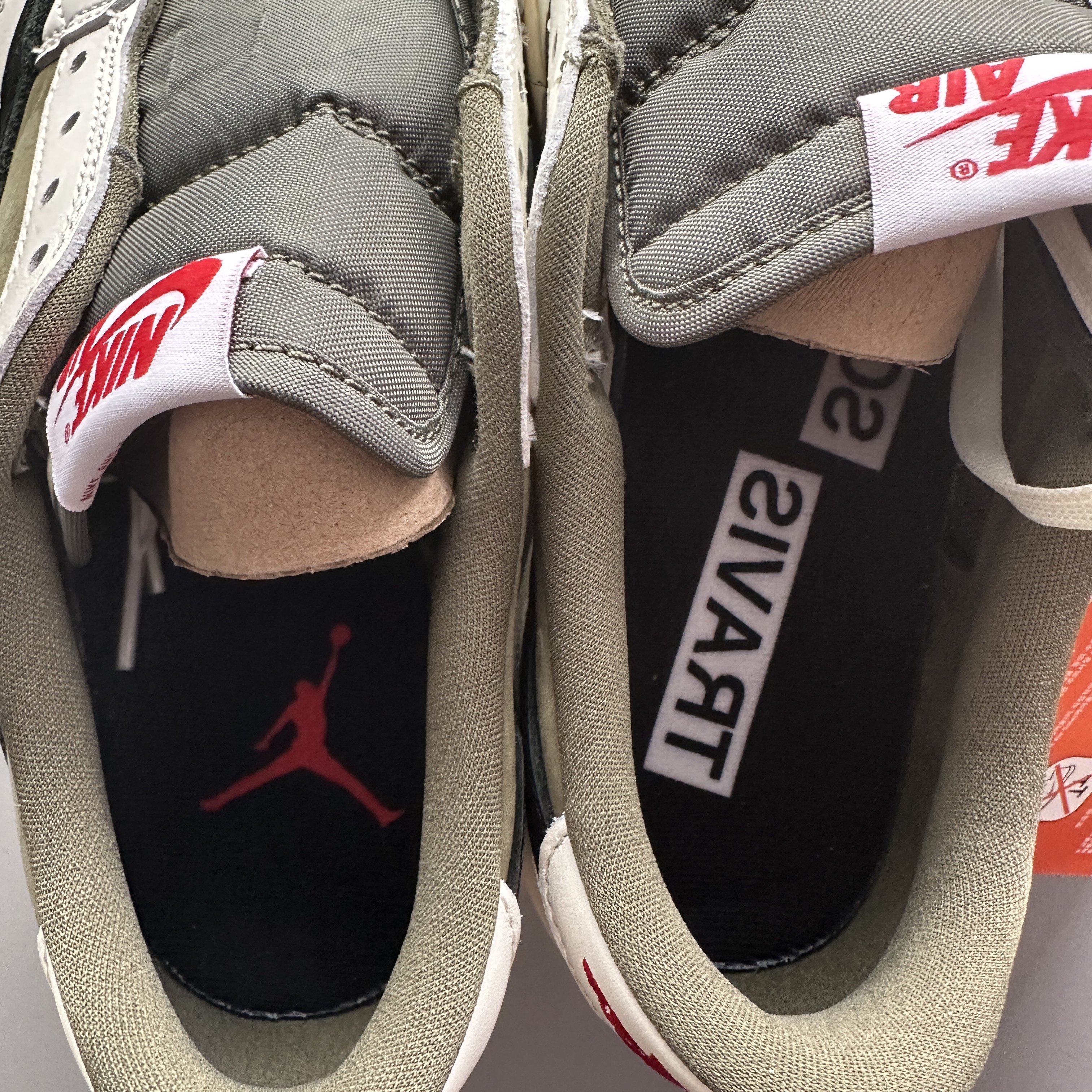 Jordan 1 x Travis Scott Retro Low OG SP Reverse Olive 착용 스타일 - 7