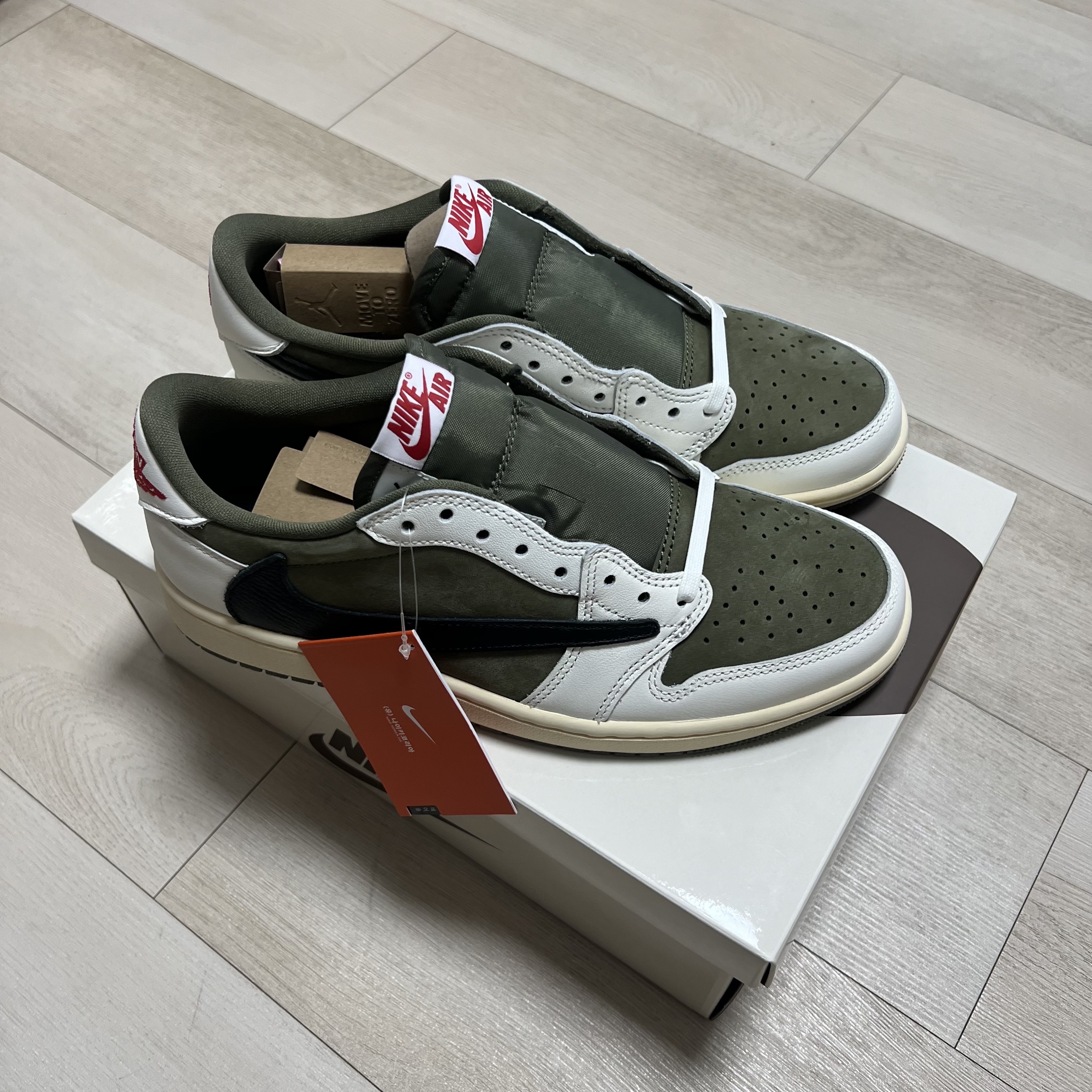 Jordan 1 x Travis Scott Retro Low OG SP Reverse Olive 착용 스타일 - 1
