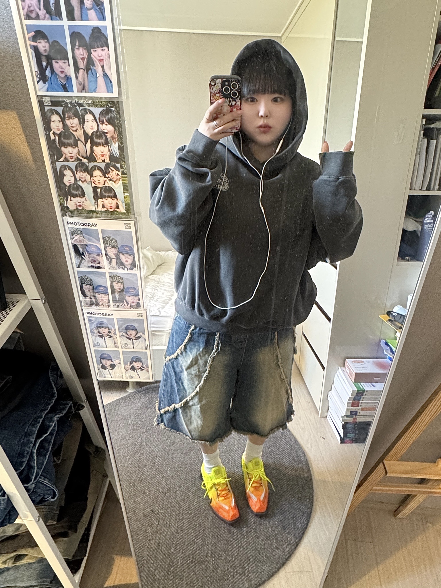 Nike x Martine Rose Shox MR4 Safety Orange, Punch Drunk Parties Circle Logo Garment Dyed Hoodie Charcoal 착용 스타일 - 1