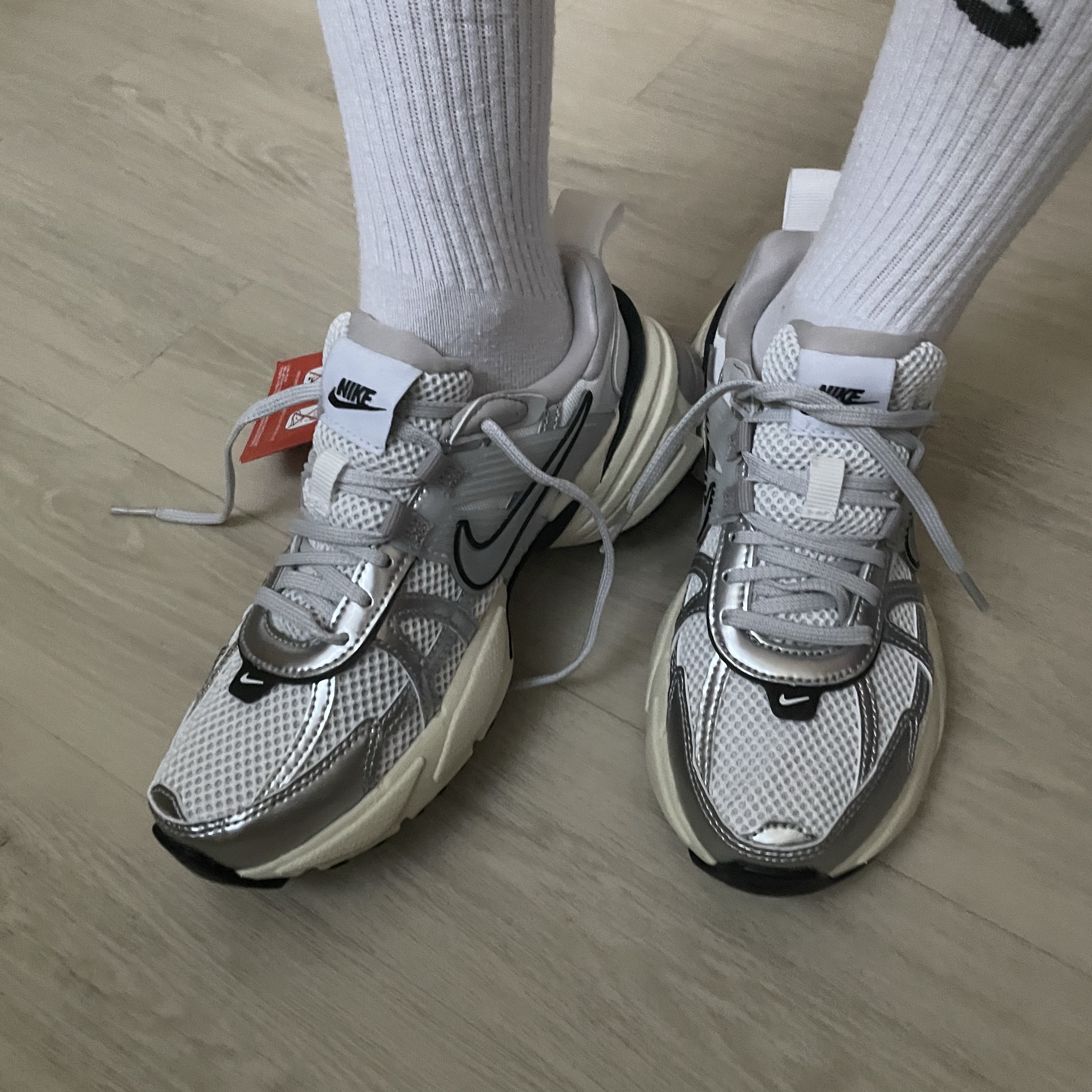 Nike V2K Run Summit White Metallic Silver 착용 스타일 - 2
