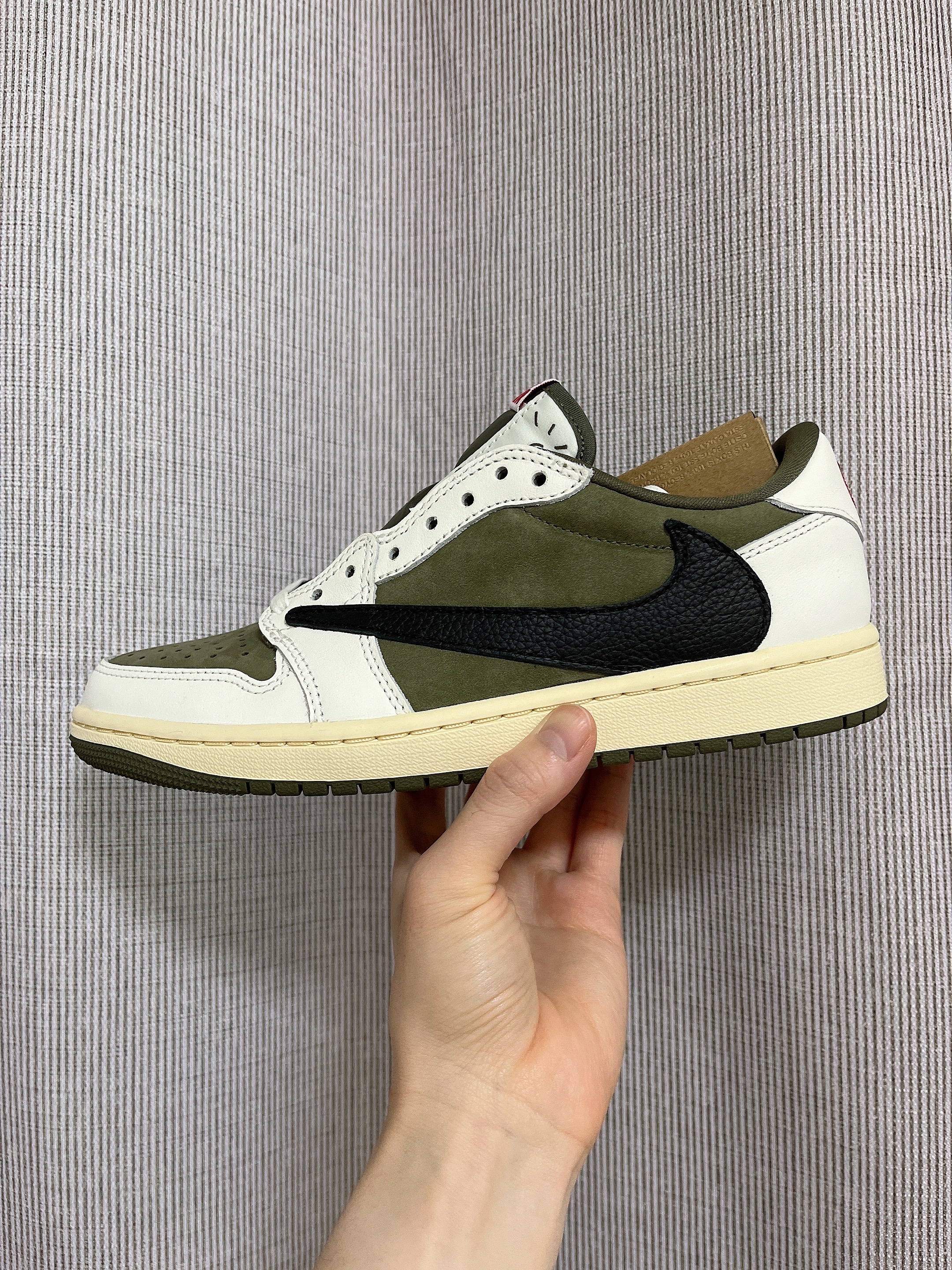 Jordan 1 x Travis Scott Retro Low OG SP Reverse Olive 착용 스타일