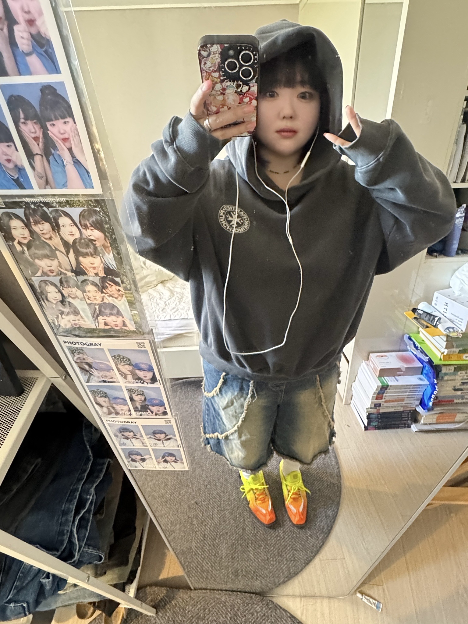 Nike x Martine Rose Shox MR4 Safety Orange, Punch Drunk Parties Circle Logo Garment Dyed Hoodie Charcoal 착용 스타일 - 2
