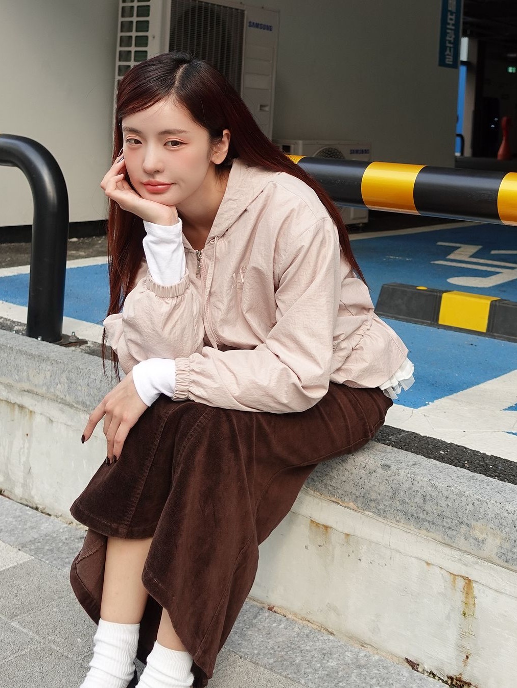 Margarin Fingers Peplum Glossy Jumper Light Pink 착용 스타일 - 1