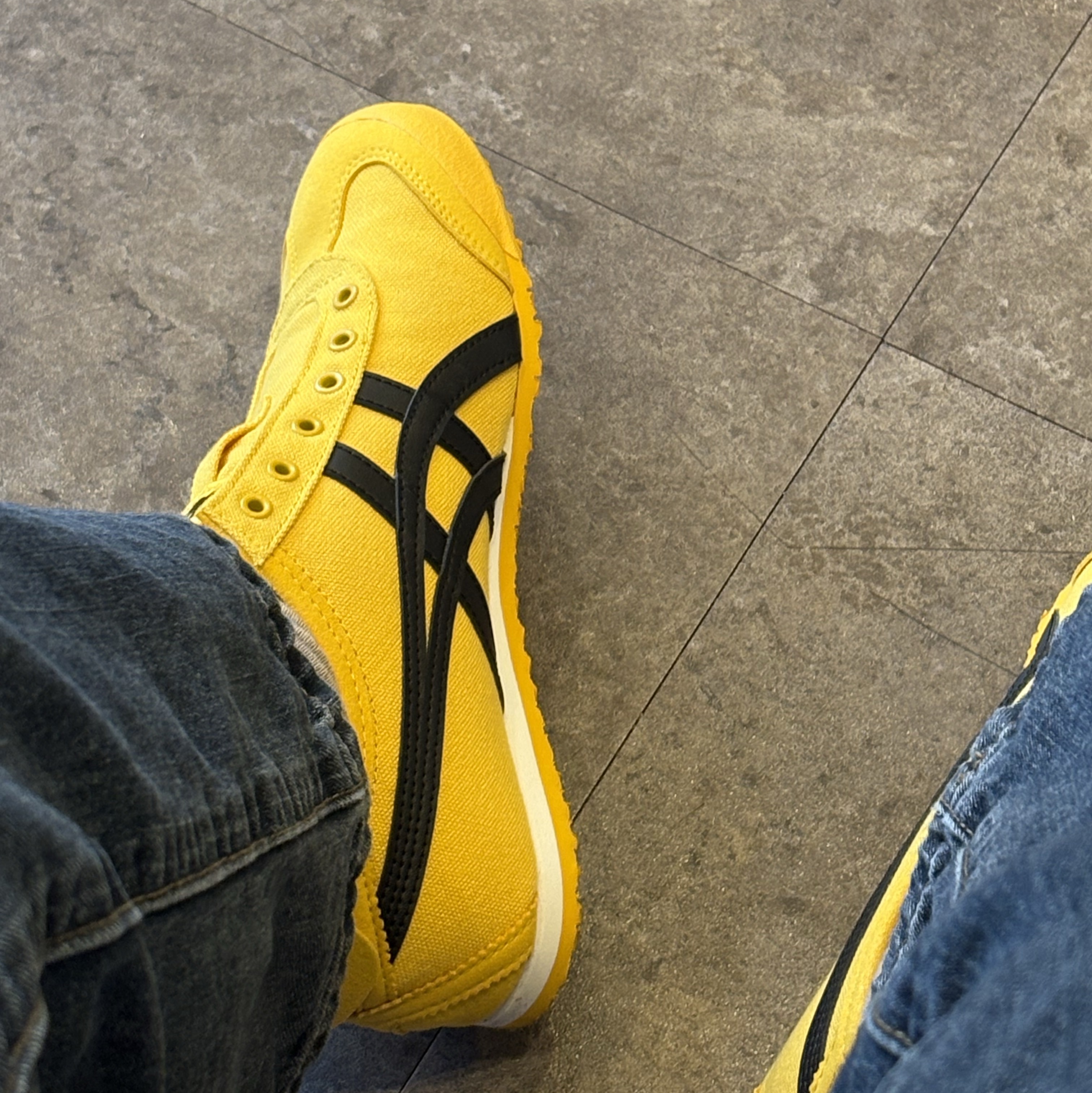 Onitsuka Tiger Mexico 66 Slip-On Yellow Black 착용 스타일