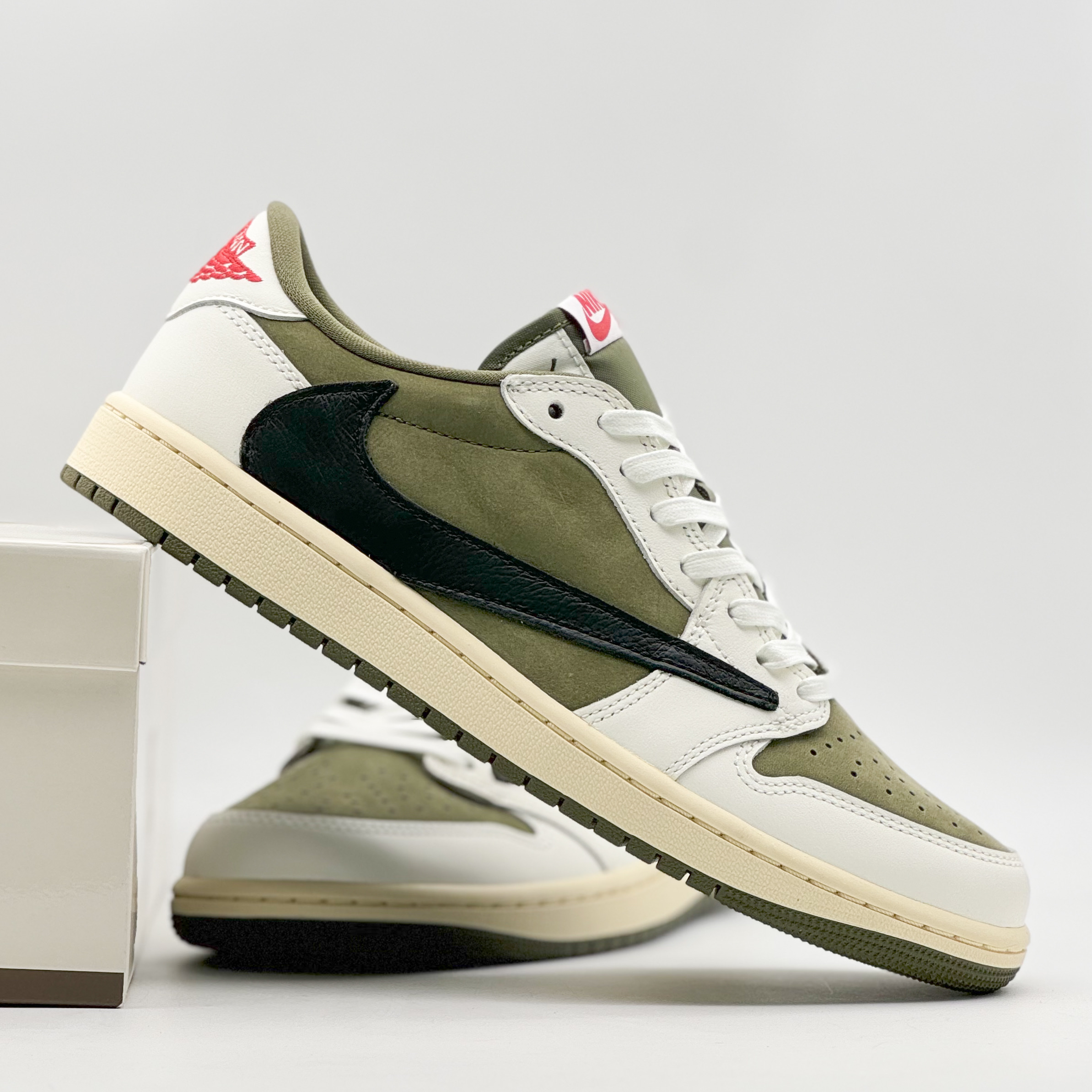 Jordan 1 x Travis Scott Retro Low OG SP Reverse Olive 착용 스타일 - 4