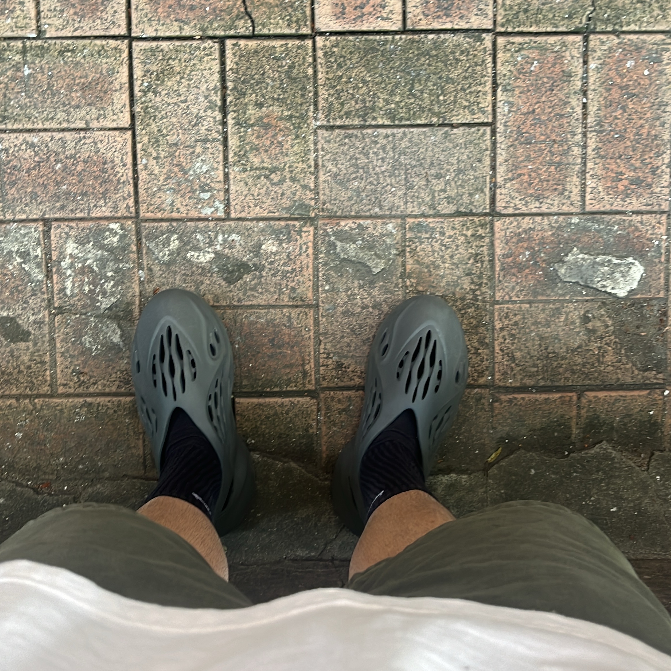 Adidas Yeezy Foam RNNR Carbon 착용 스타일