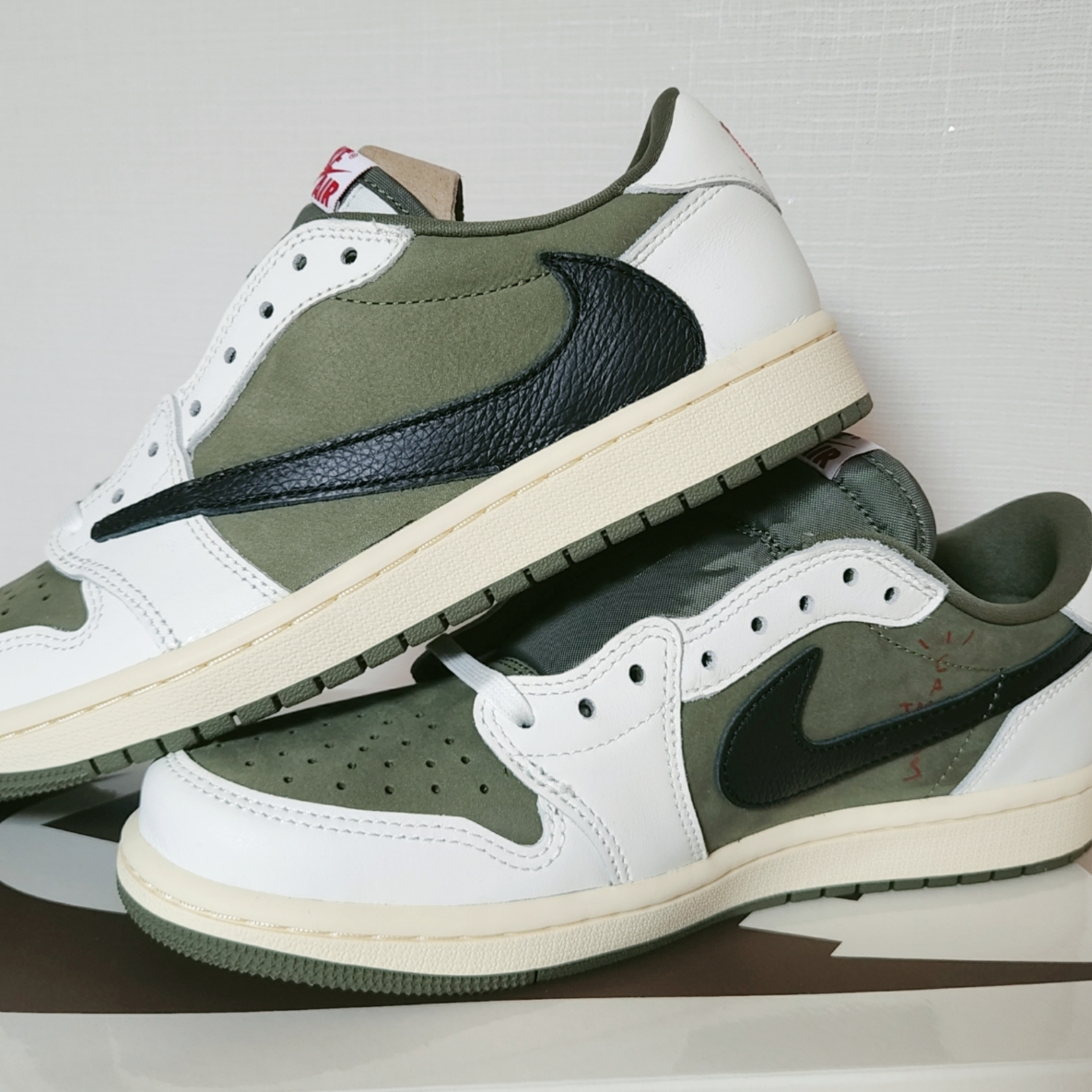 Jordan 1 x Travis Scott Retro Low OG SP Reverse Olive 착용 스타일 - 1