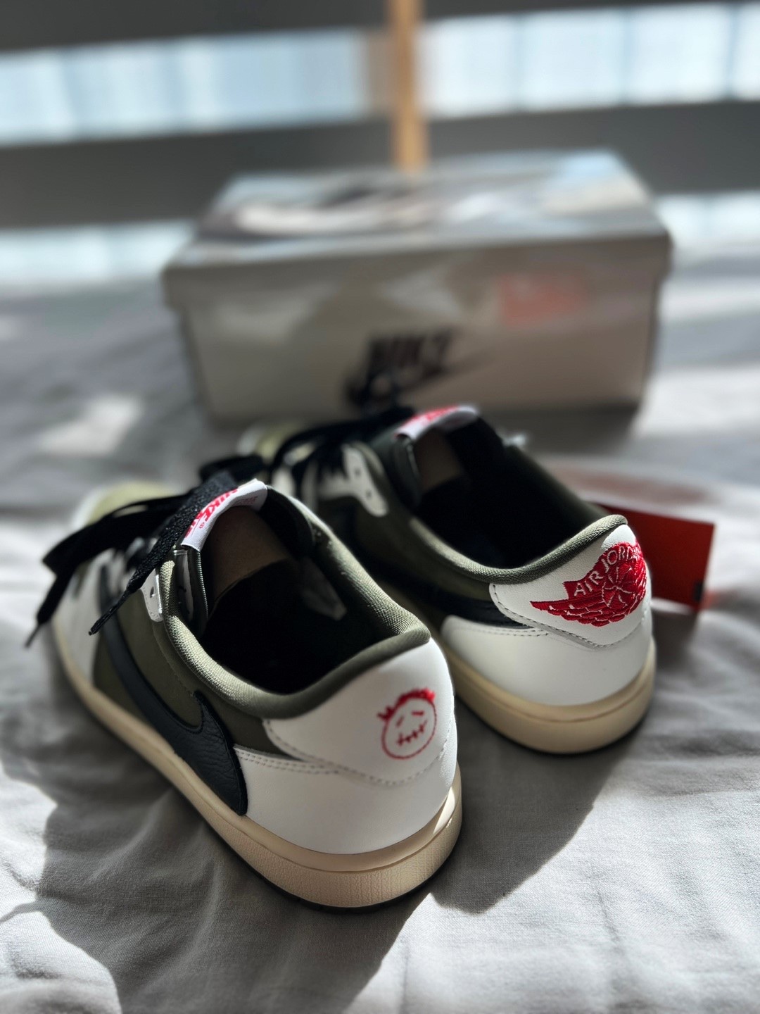 Jordan 1 x Travis Scott Retro Low OG SP Reverse Olive 착용 스타일