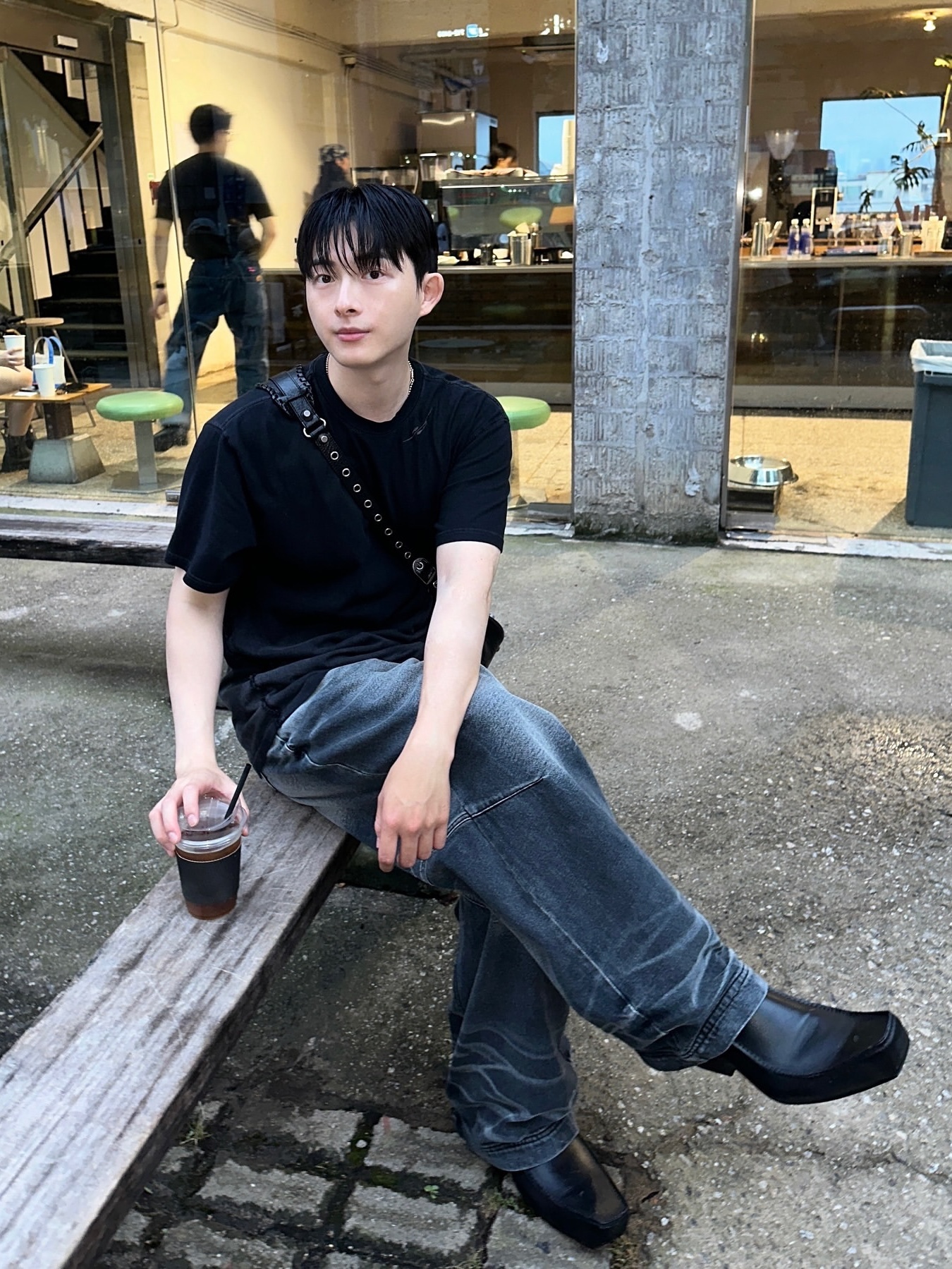 BLR Embossed Wave Washing Wide Denim Pants Black, BLR Embossed Wave Washing Wide Denim Pants Blue 착용 스타일