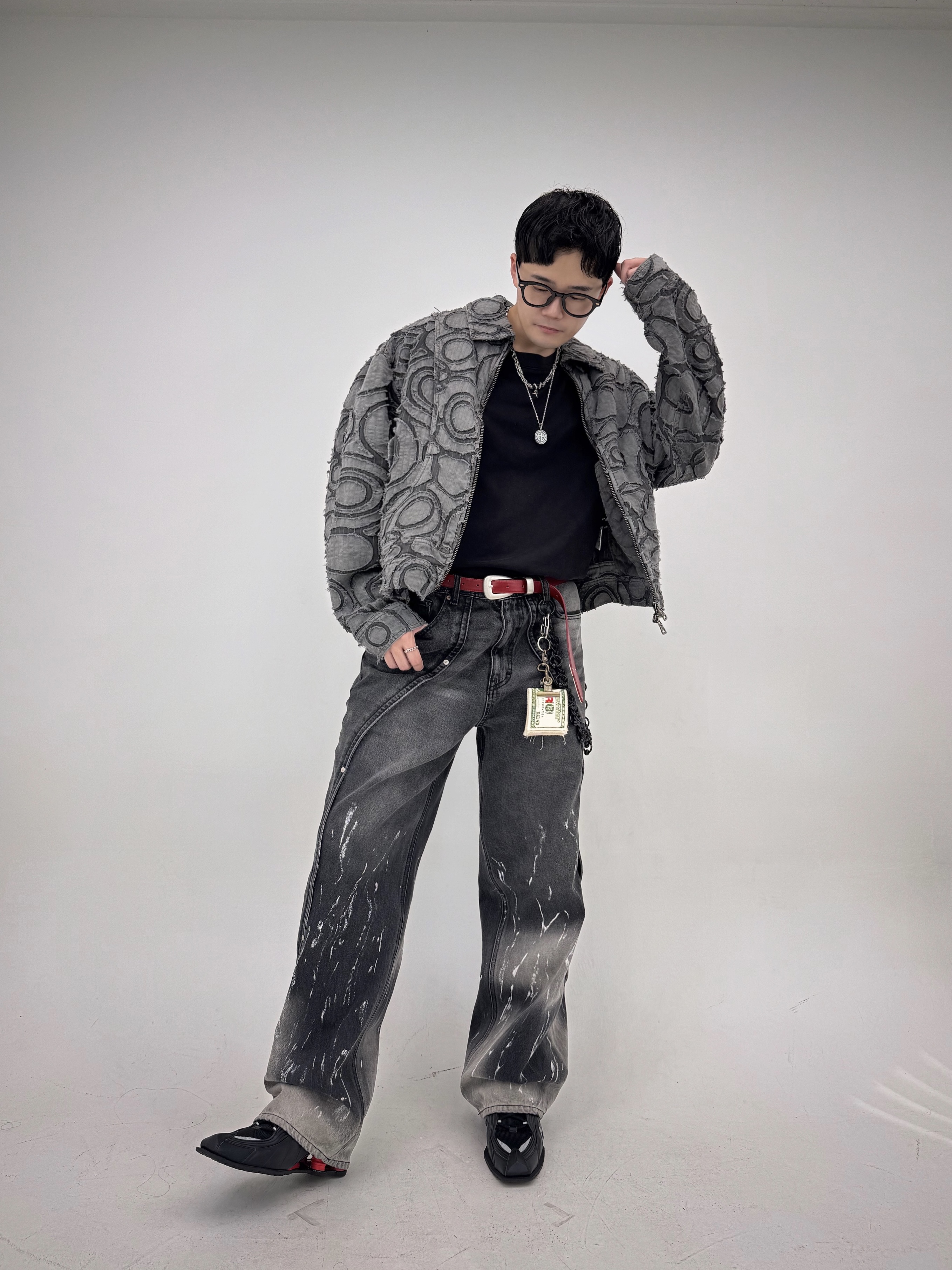 [KREAM 단독] ADSB Andersson Bell Burn-Out Dyed Zip-Up Jacket Charcoal, Matin Kim Western Style Belt Red 착용 스타일 - 5