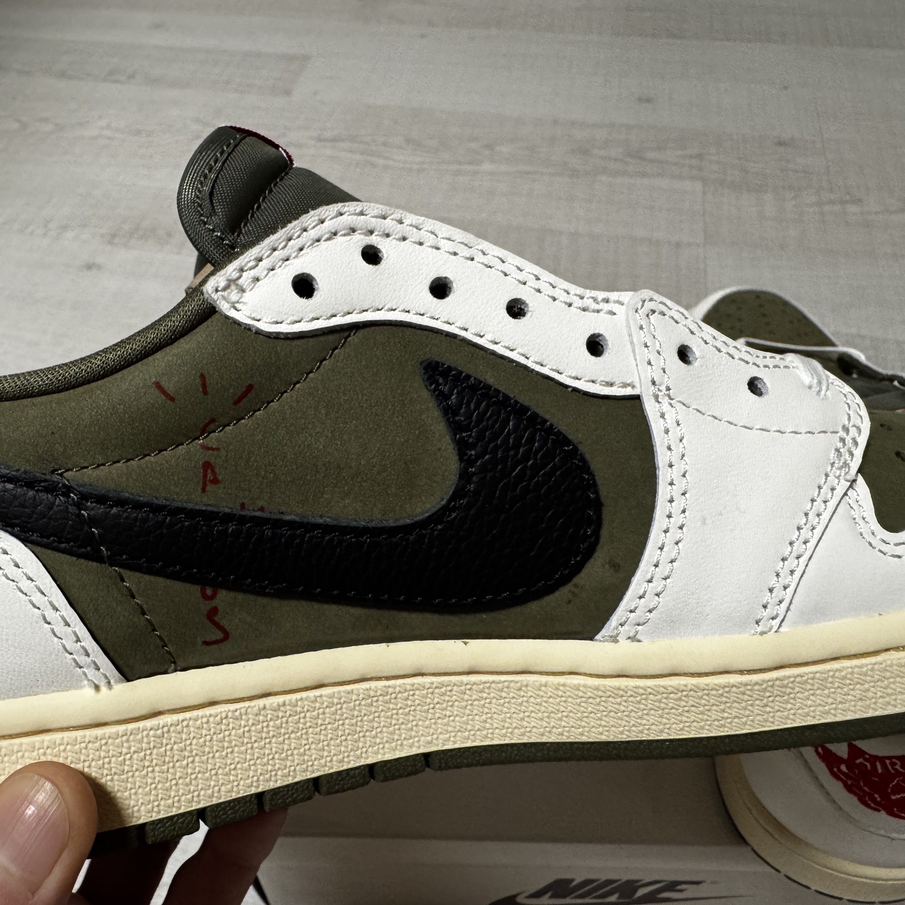 Jordan 1 x Travis Scott Retro Low OG SP Reverse Olive 착용 스타일 - 5