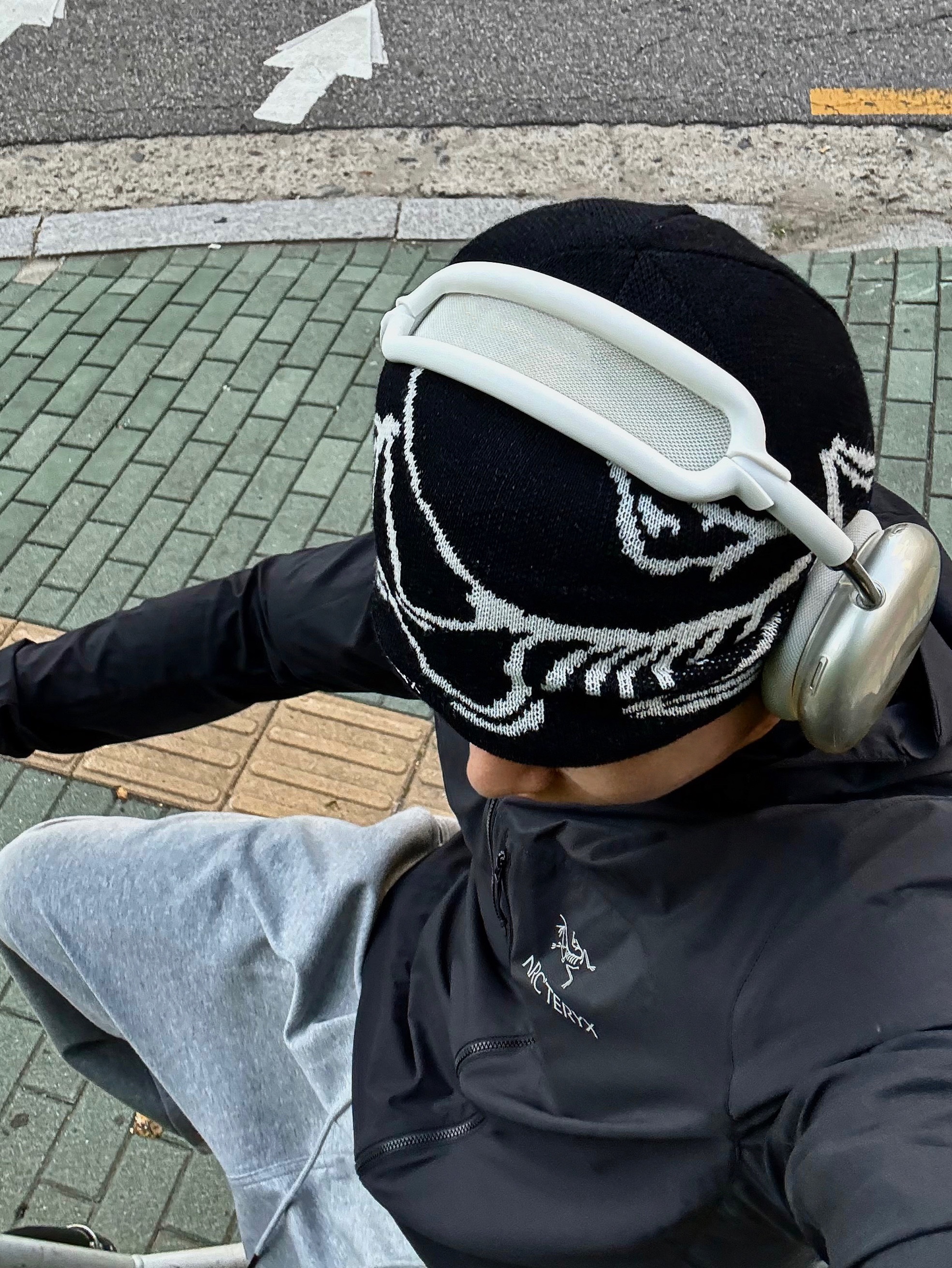 Arc'teryx Bird Head Toque Orca, Arc'teryx Squamish Hoody Black 착용 스타일