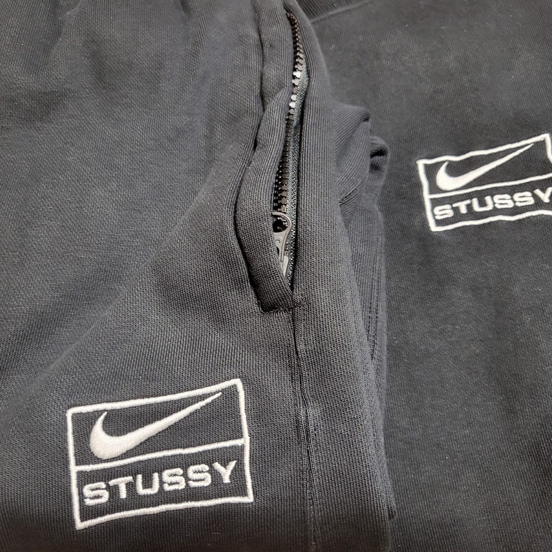 Nike x Stussy NRG Washed Fleece Crewneck Black (DO5310-010), Nike x Stussy NRG Washed Fleece Pants Black (DO5296-010) 착용 스타일