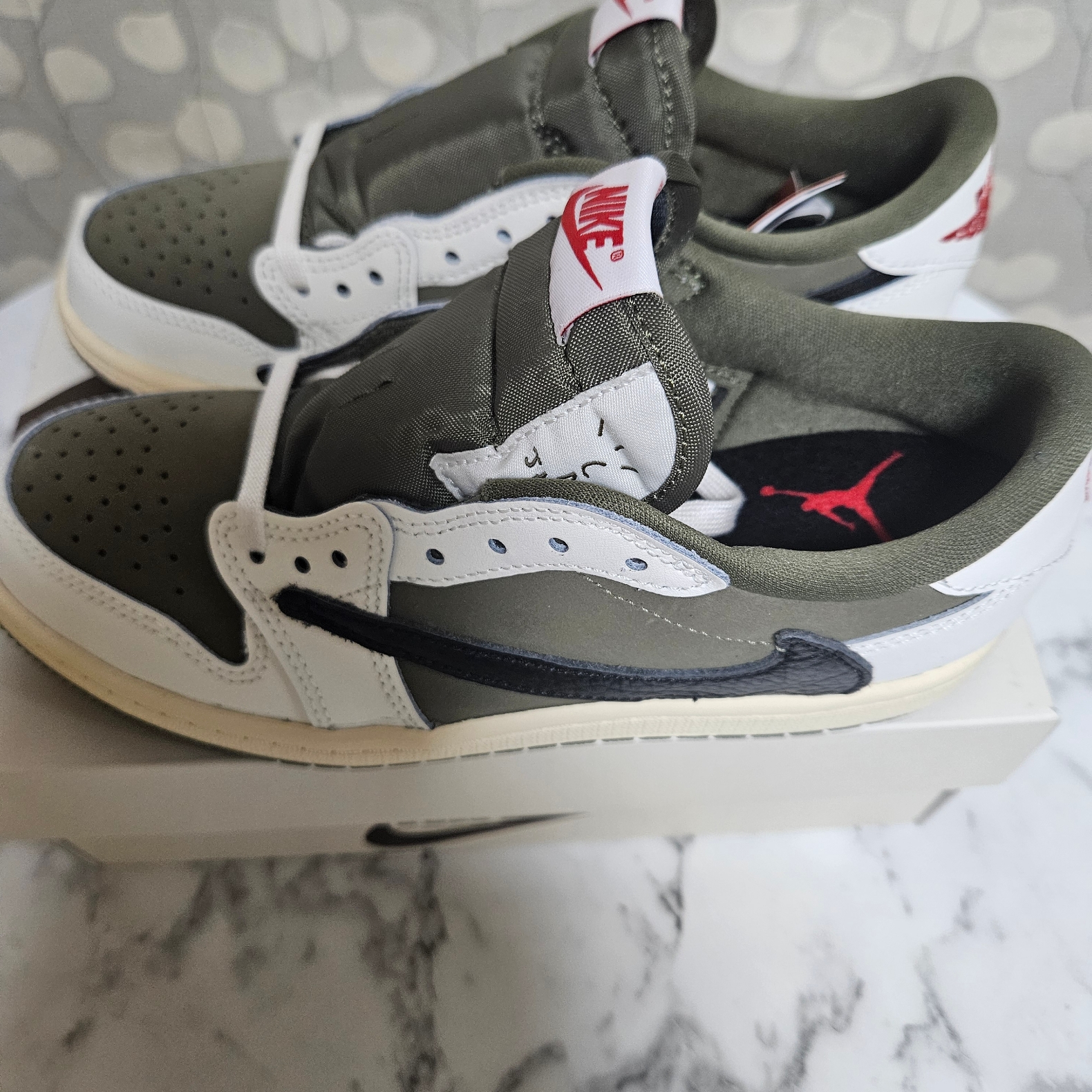 Jordan 1 x Travis Scott Retro Low OG SP Reverse Olive 착용 스타일 - 1