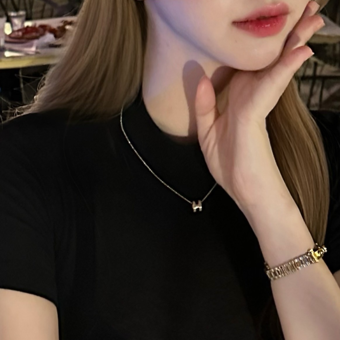 (W) Hermes Mini Pop H Pendant Rose Gold & Marron Glace 착용 스타일