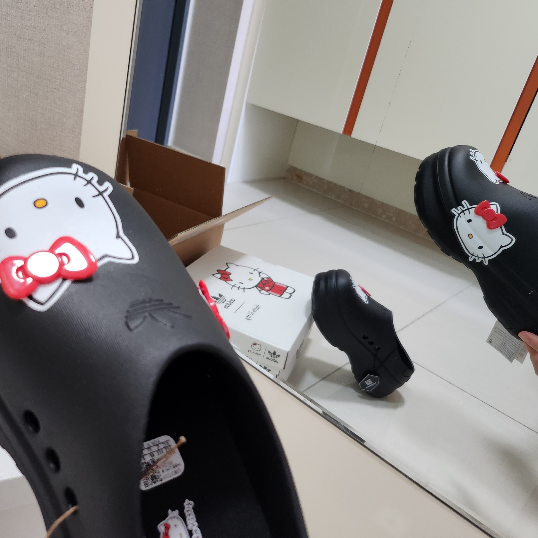 (W) Adidas x Hello Kitty Adifom Stan Smith Mules Core Black Red Cloud White 착용 스타일 - 1