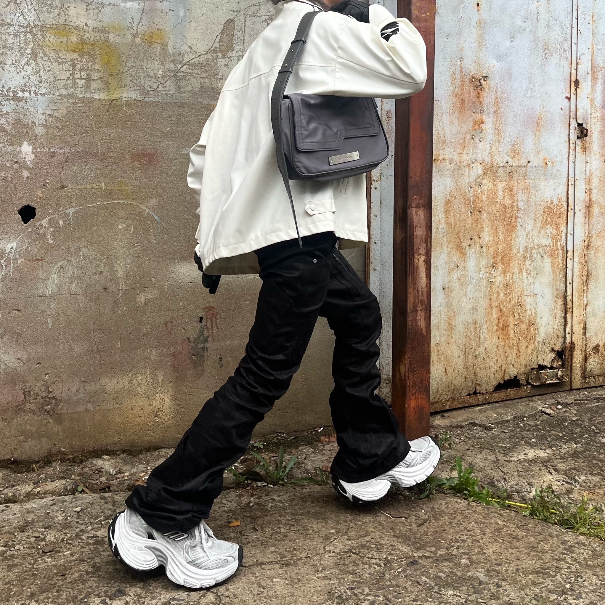 Balenciaga 10XL Sneakers White Grey Silver Black 착용 스타일 - 4
