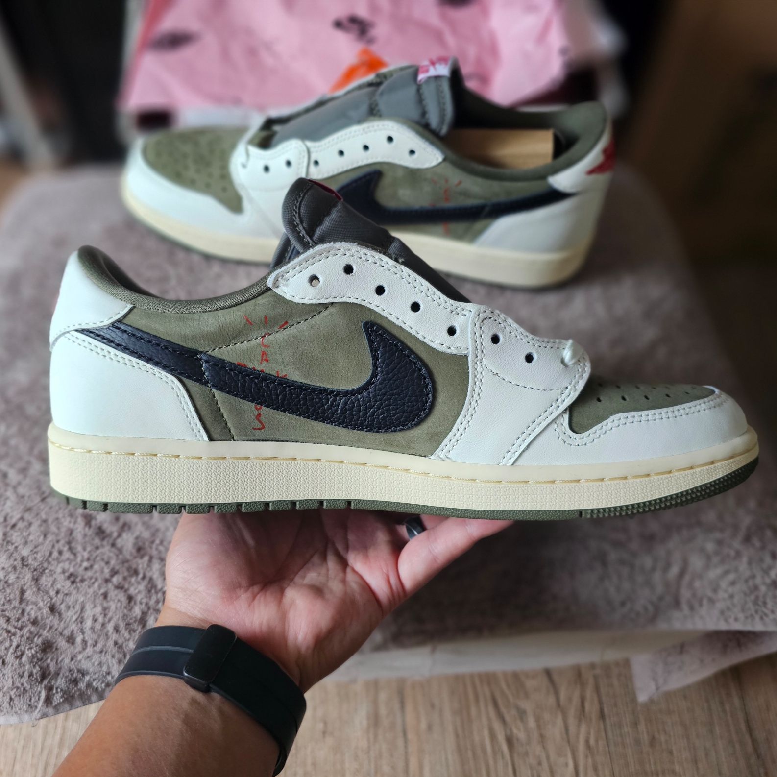 Jordan 1 x Travis Scott Retro Low OG SP Reverse Olive 착용 스타일 - 4