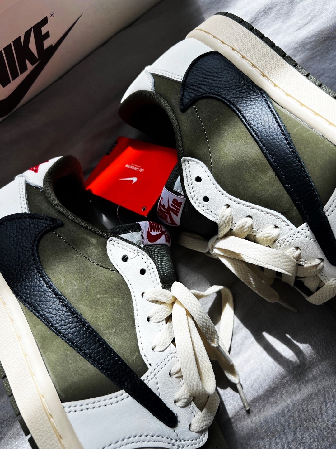 Jordan 1 x Travis Scott Retro Low OG SP Reverse Olive 착용 스타일