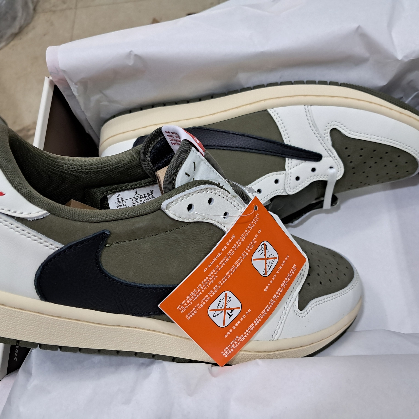 Jordan 1 x Travis Scott Retro Low OG SP Reverse Olive 착용 스타일 - 1
