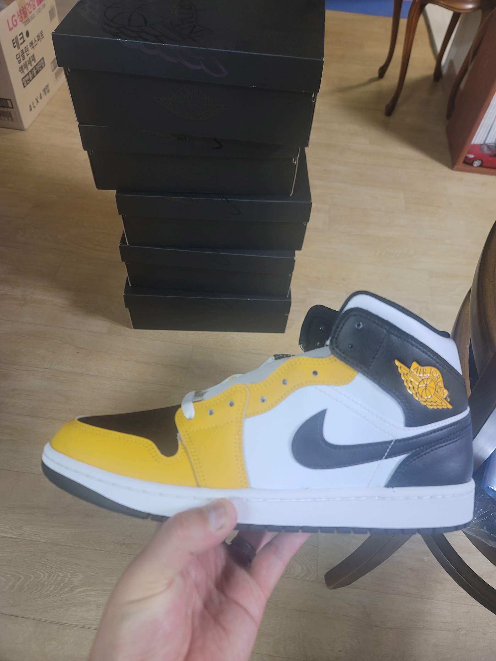 Jordan 1 Mid Yellow Ochre Black 착용 스타일