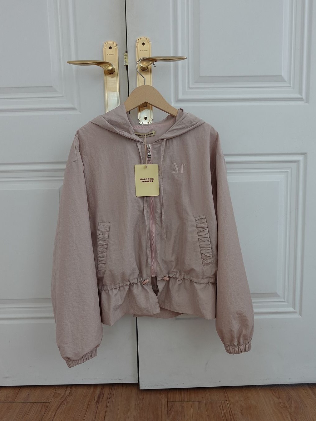 Margarin Fingers Peplum Glossy Jumper Light Pink 착용 스타일 - 3