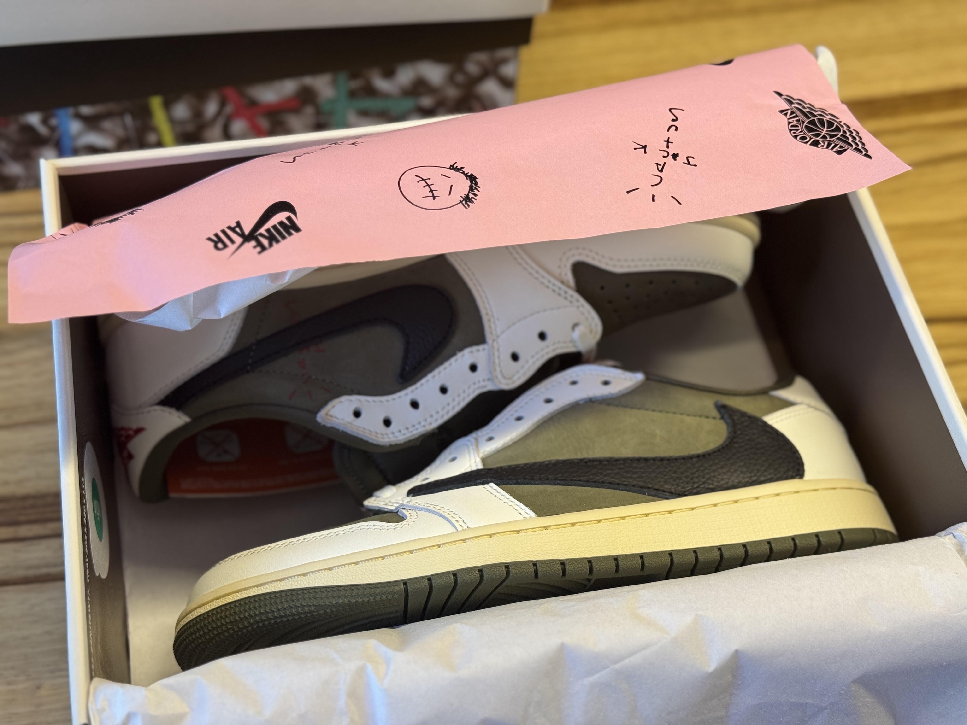Jordan 1 x Travis Scott Retro Low OG SP Reverse Olive 착용 스타일 - 4