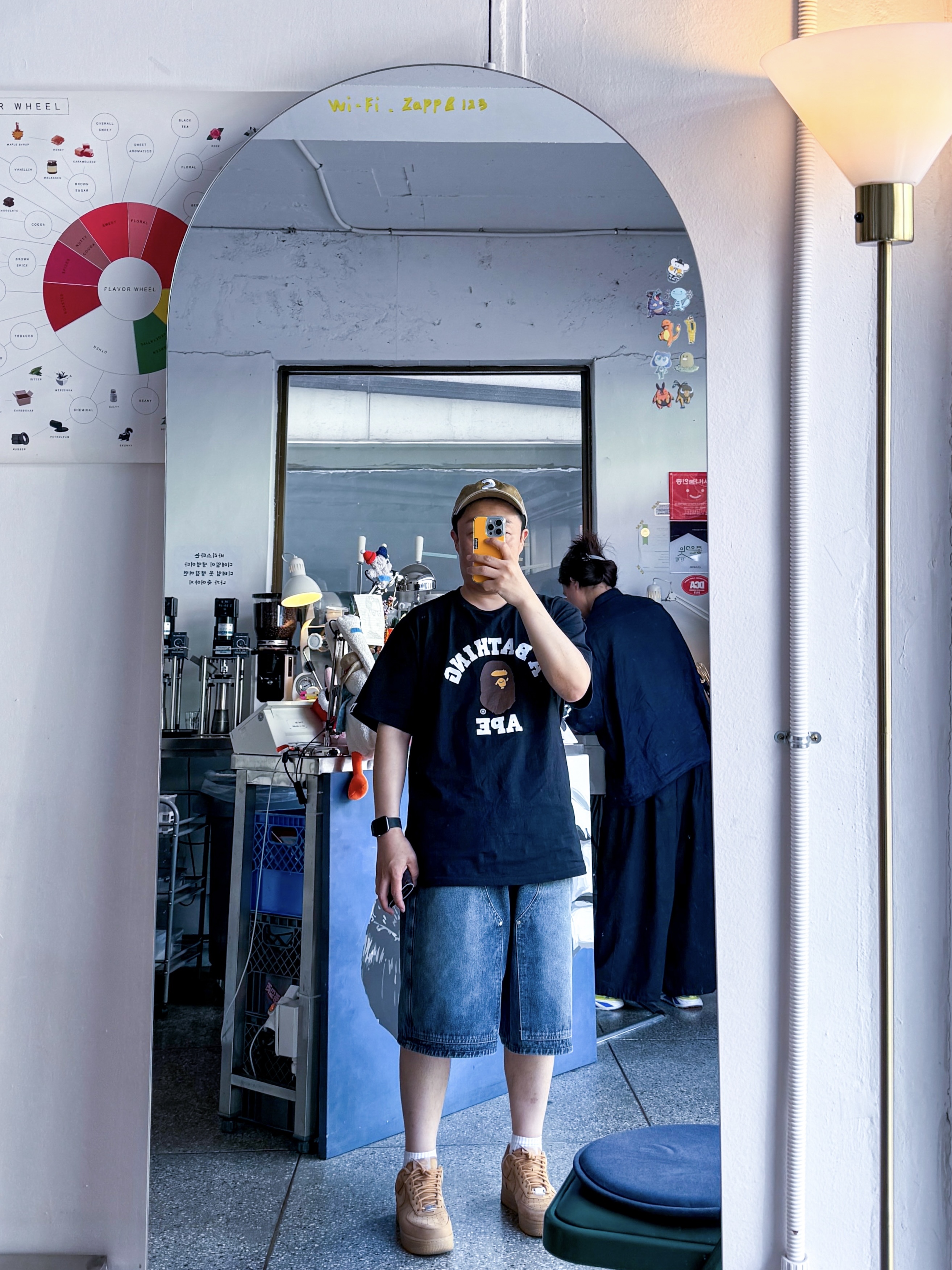 Nike x Supreme Air Force 1 Low Flax, BAPE College T-Shirt Black 착용 스타일