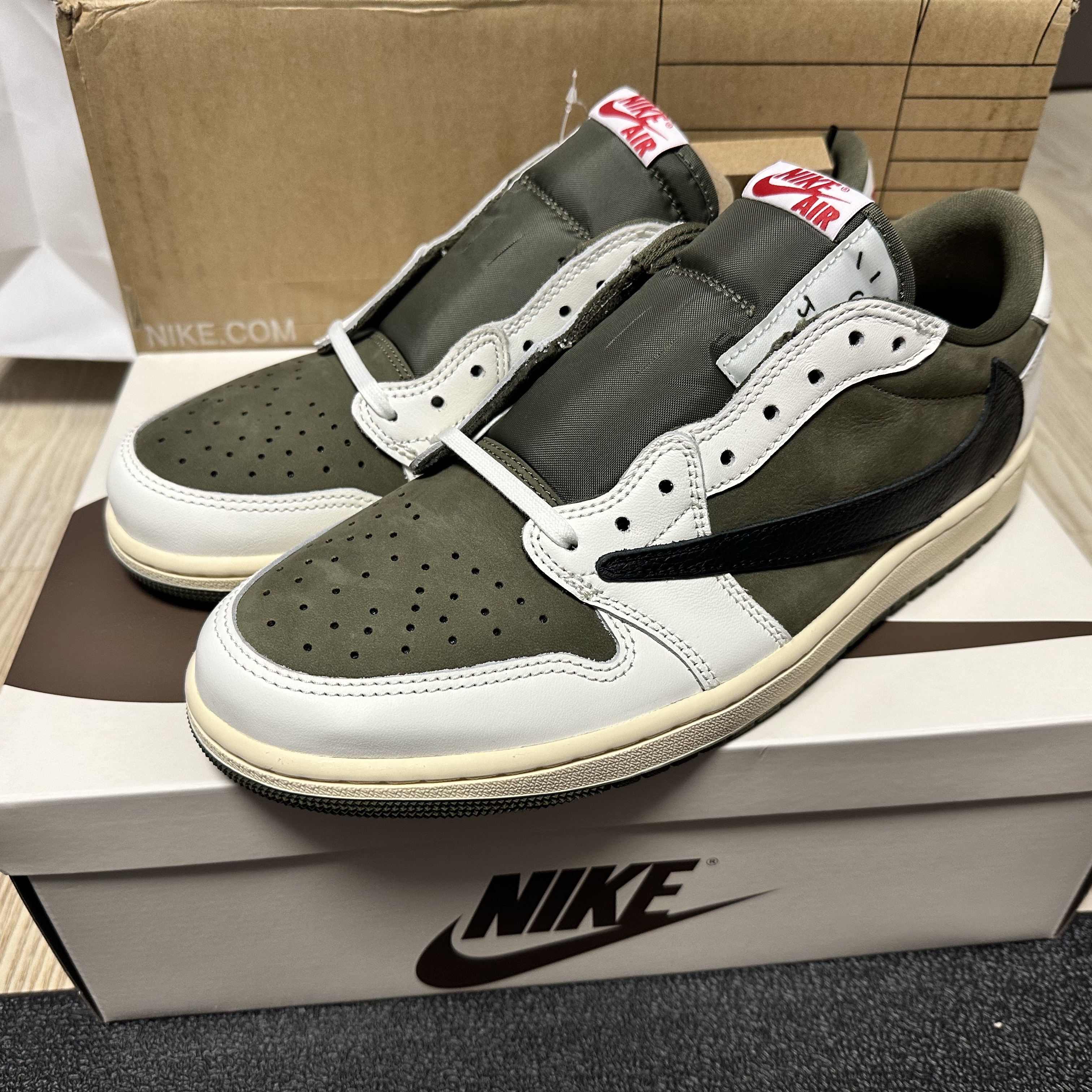 Jordan 1 x Travis Scott Retro Low OG SP Reverse Olive 착용 스타일