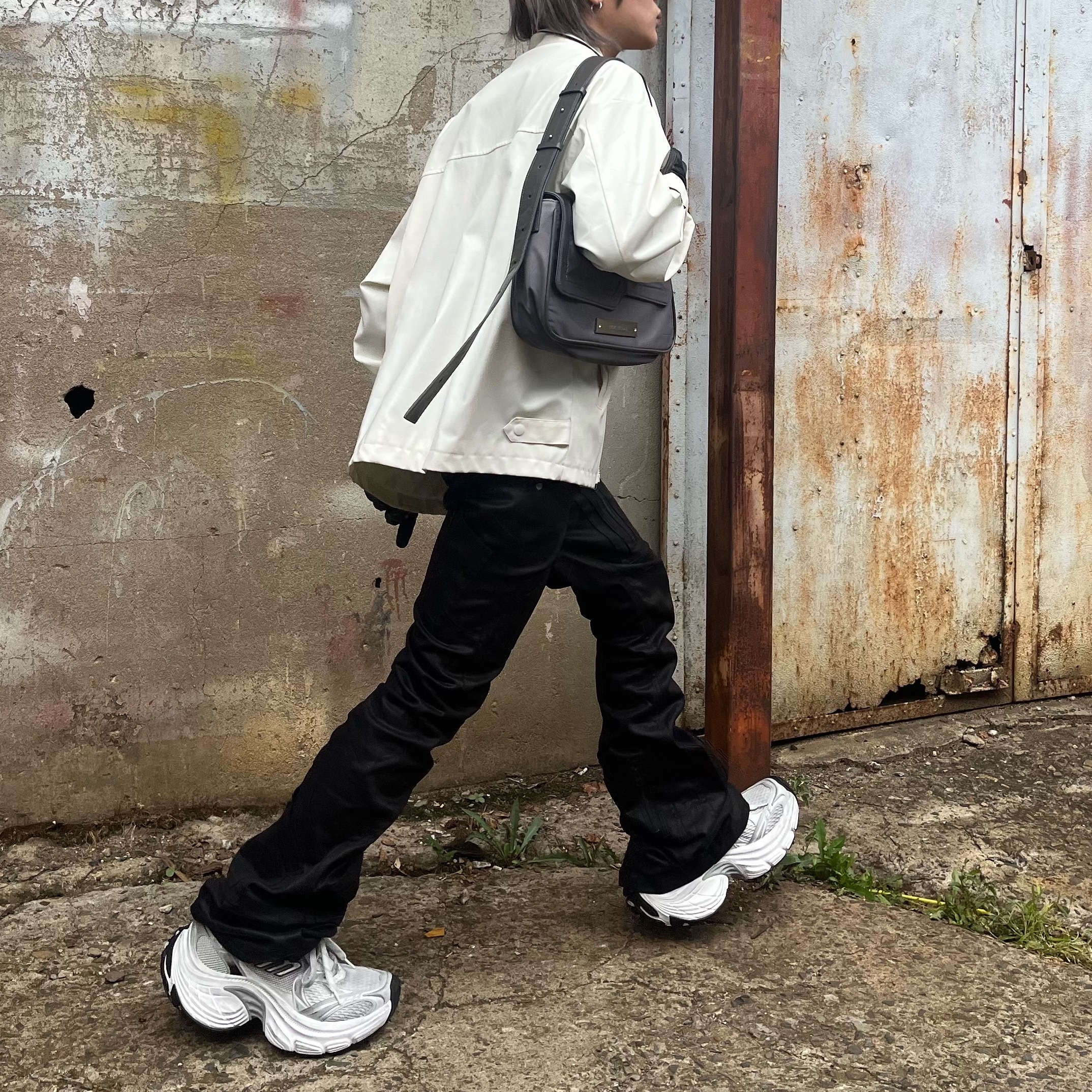 Balenciaga 10XL Sneakers White Grey Silver Black 착용 스타일 - 2
