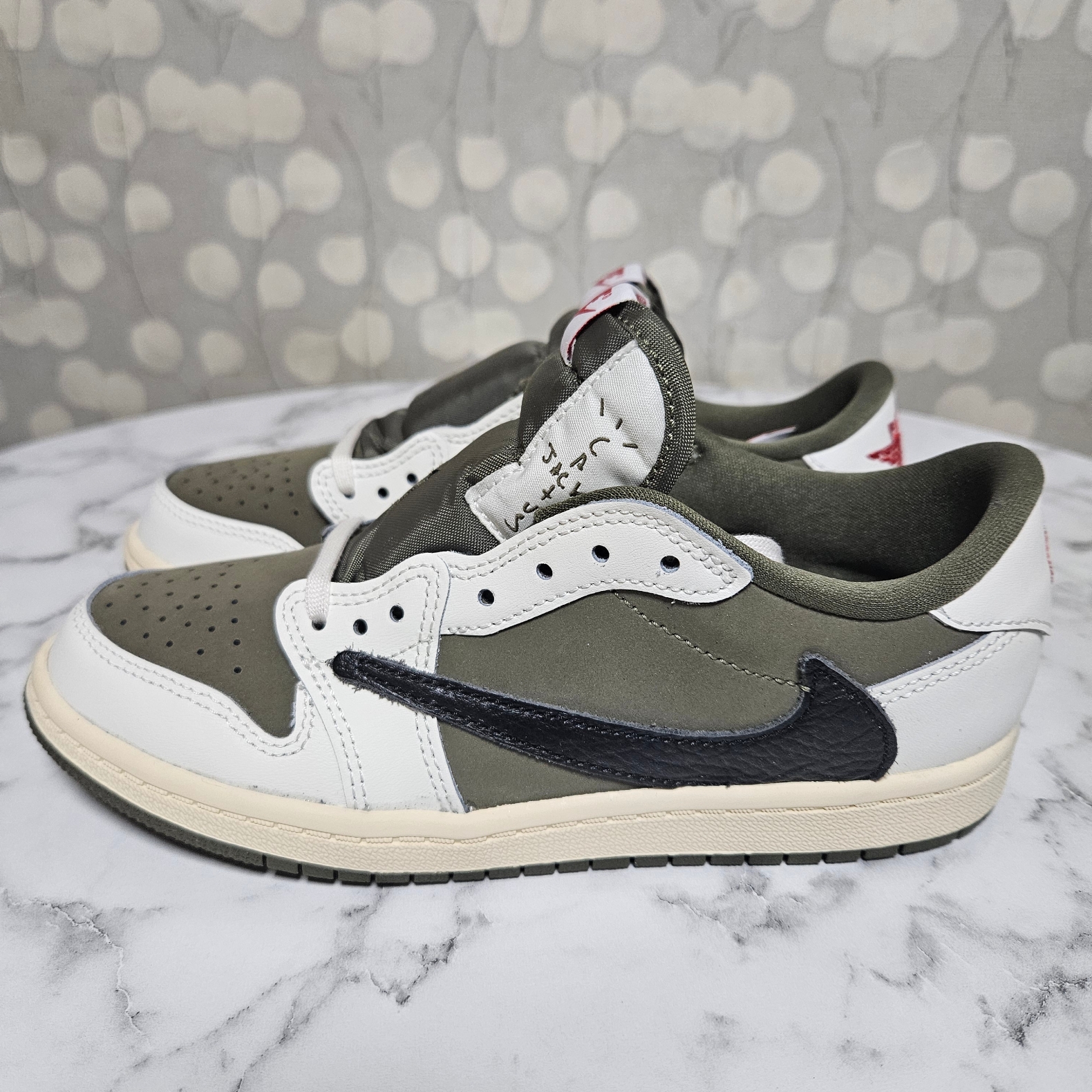 Jordan 1 x Travis Scott Retro Low OG SP Reverse Olive 착용 스타일 - 3