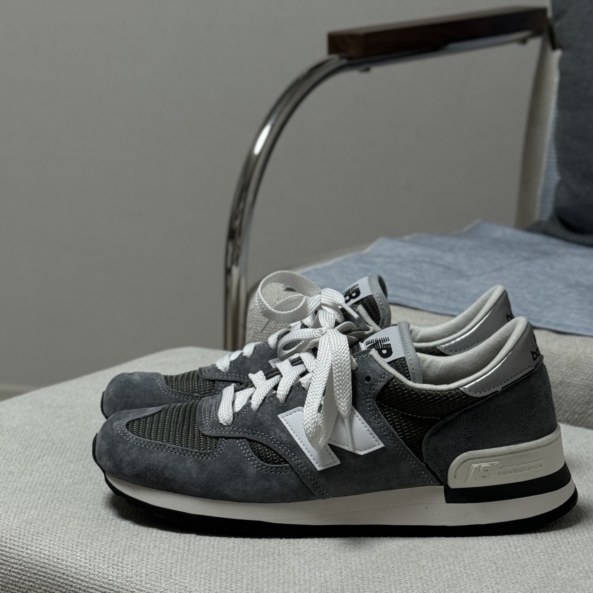 New Balance 990v1 Made in USA Grey White 착용 스타일