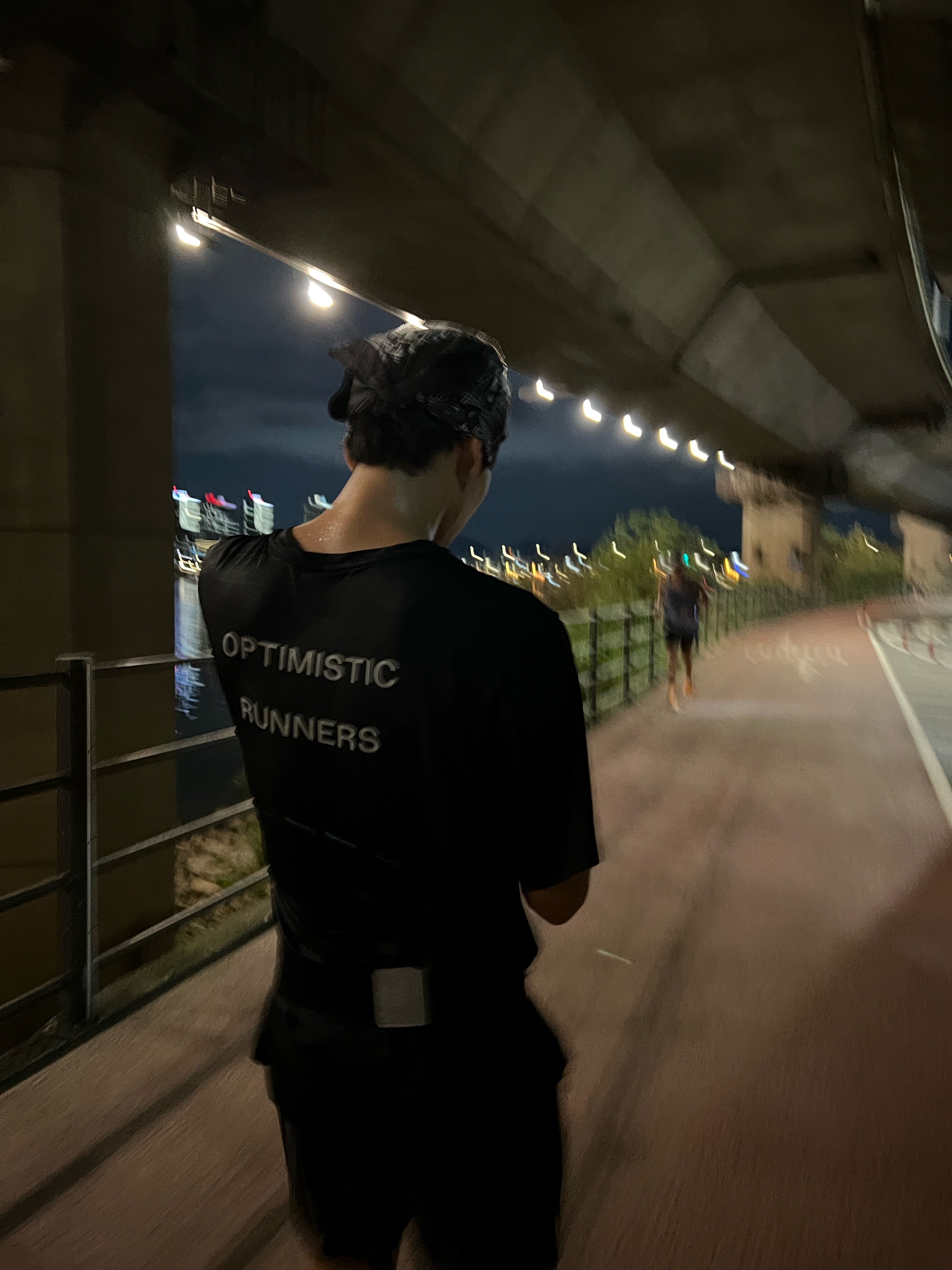 Optimistic Runners Started In Berlin T-Shirt Black 착용 스타일