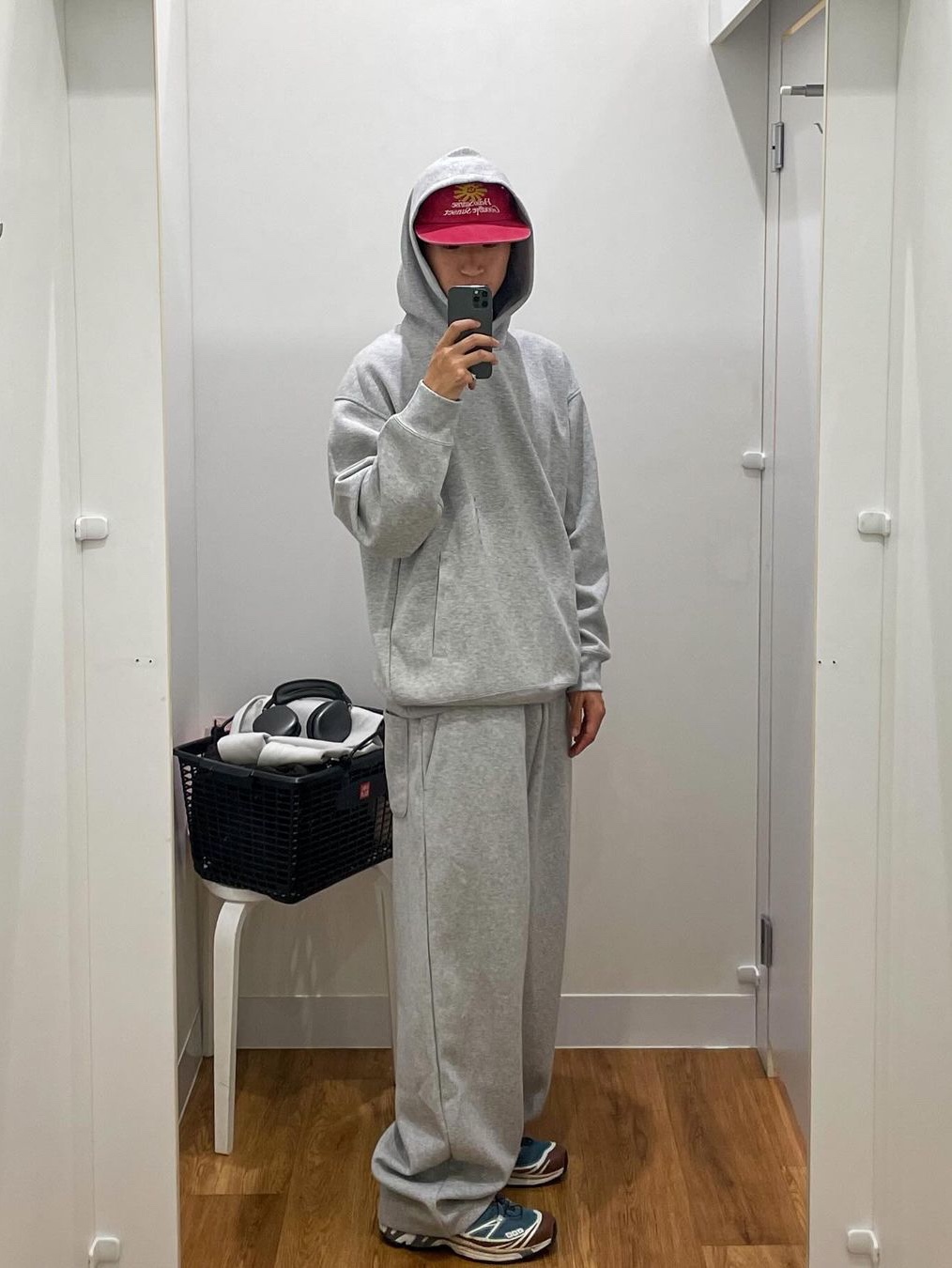 HS x Hank Relaxed Fit Cap Red 착용 스타일