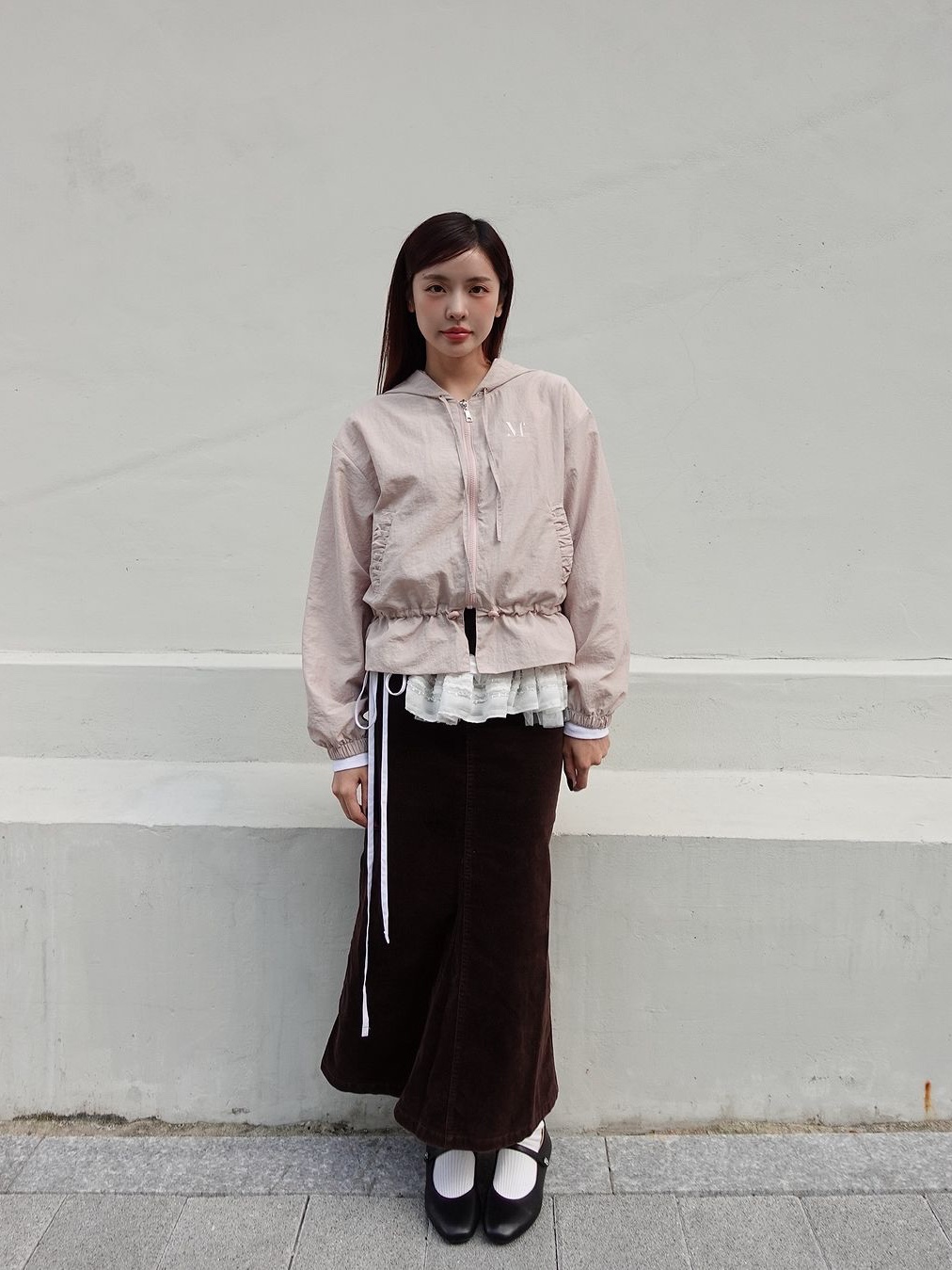 Margarin Fingers Peplum Glossy Jumper Light Pink 착용 스타일 - 1
