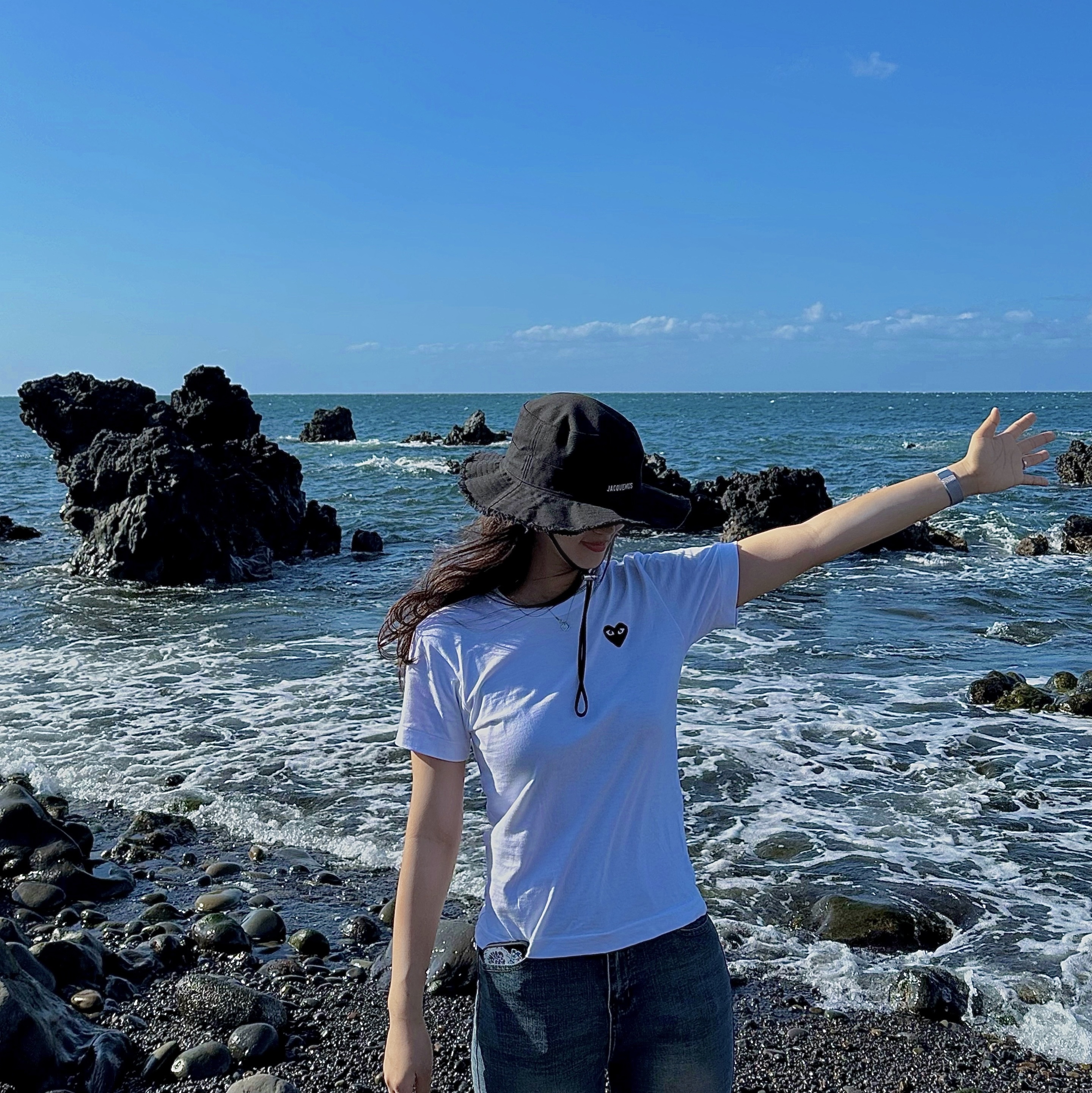 Play Comme des Garcons Black Heart T-Shirt White, Jacquemus Le Bob Artichaut Bucket Hat Black 착용 스타일
