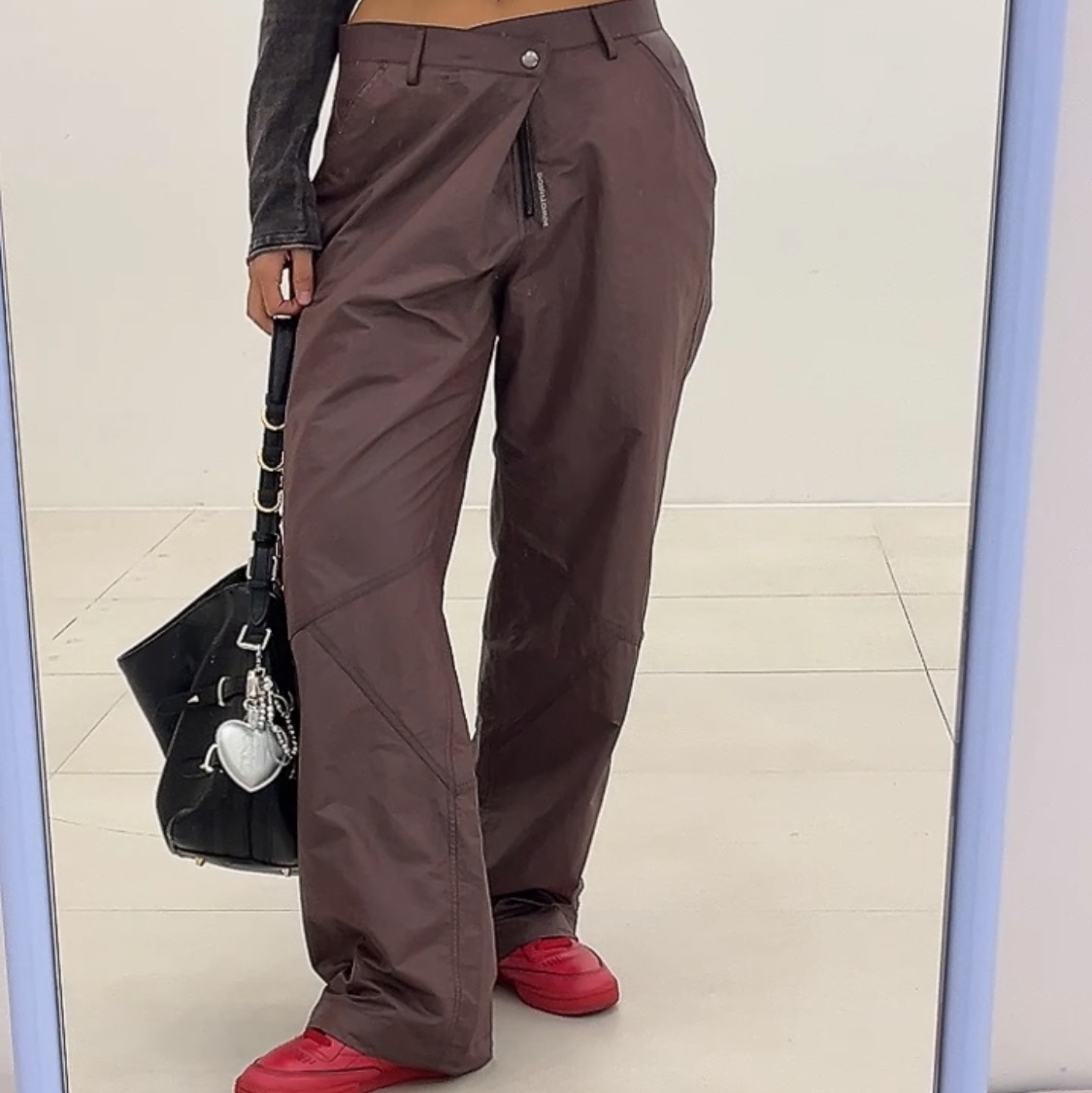 BORN TO WIN Complex Nylon Wide Pants Burgundy 착용 스타일 - 3